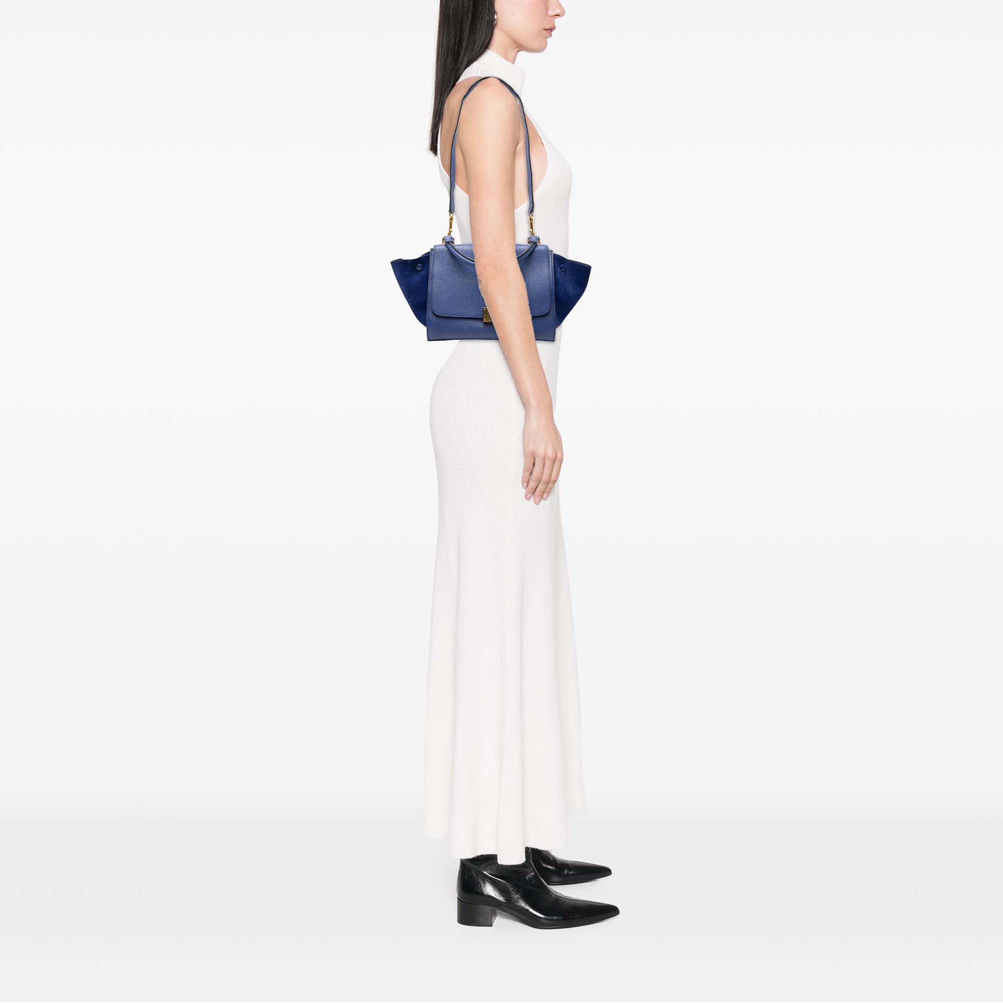 Celine Small Drummed Calfskin And Suede Trapeze Satchel, från Luxclusif, i färgen blå. Klicka för att öppna bilden i stort format