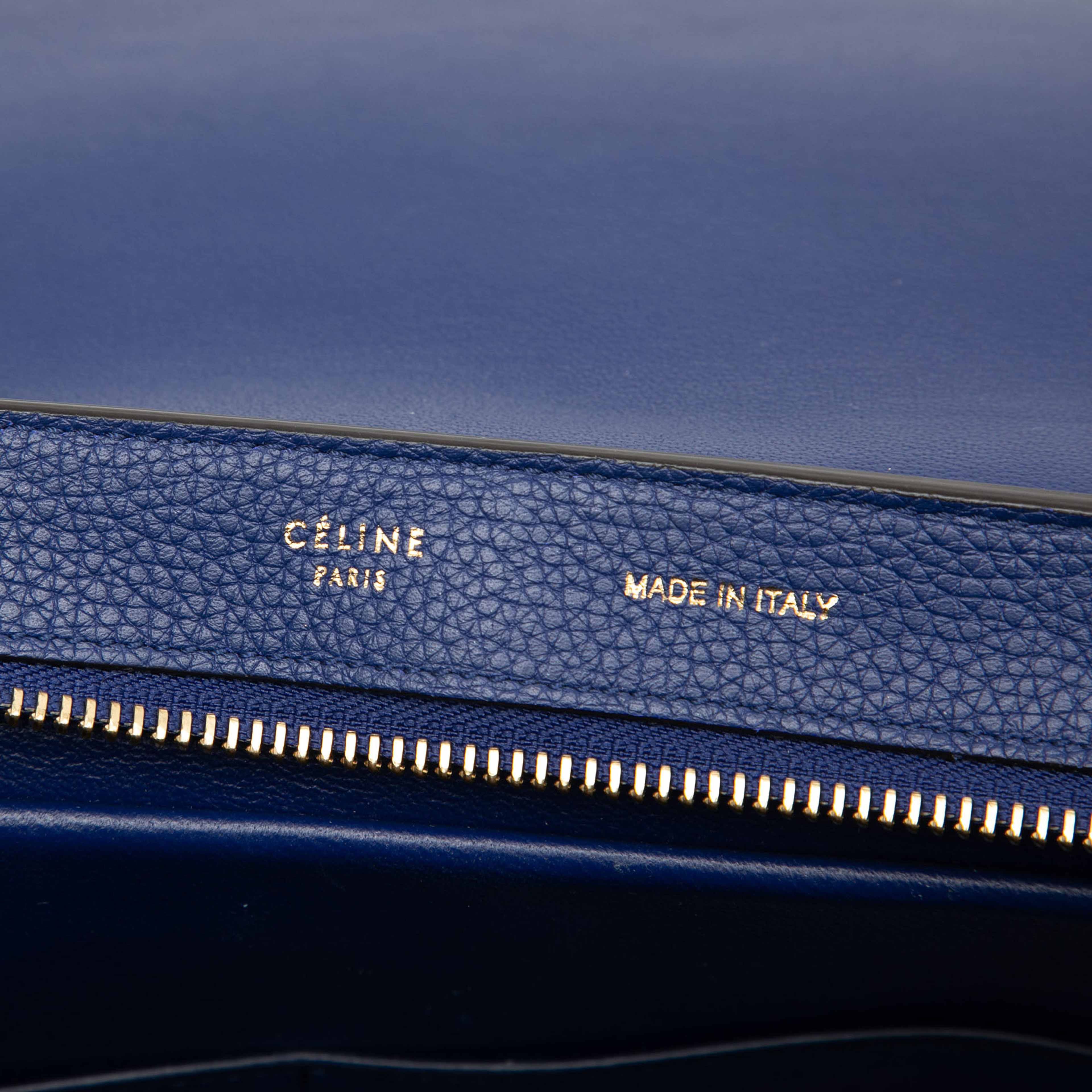 Celine Small Drummed Calfskin And Suede Trapeze Satchel, från Luxclusif, i färgen blue. Klicka för att öppna bilden i stort format