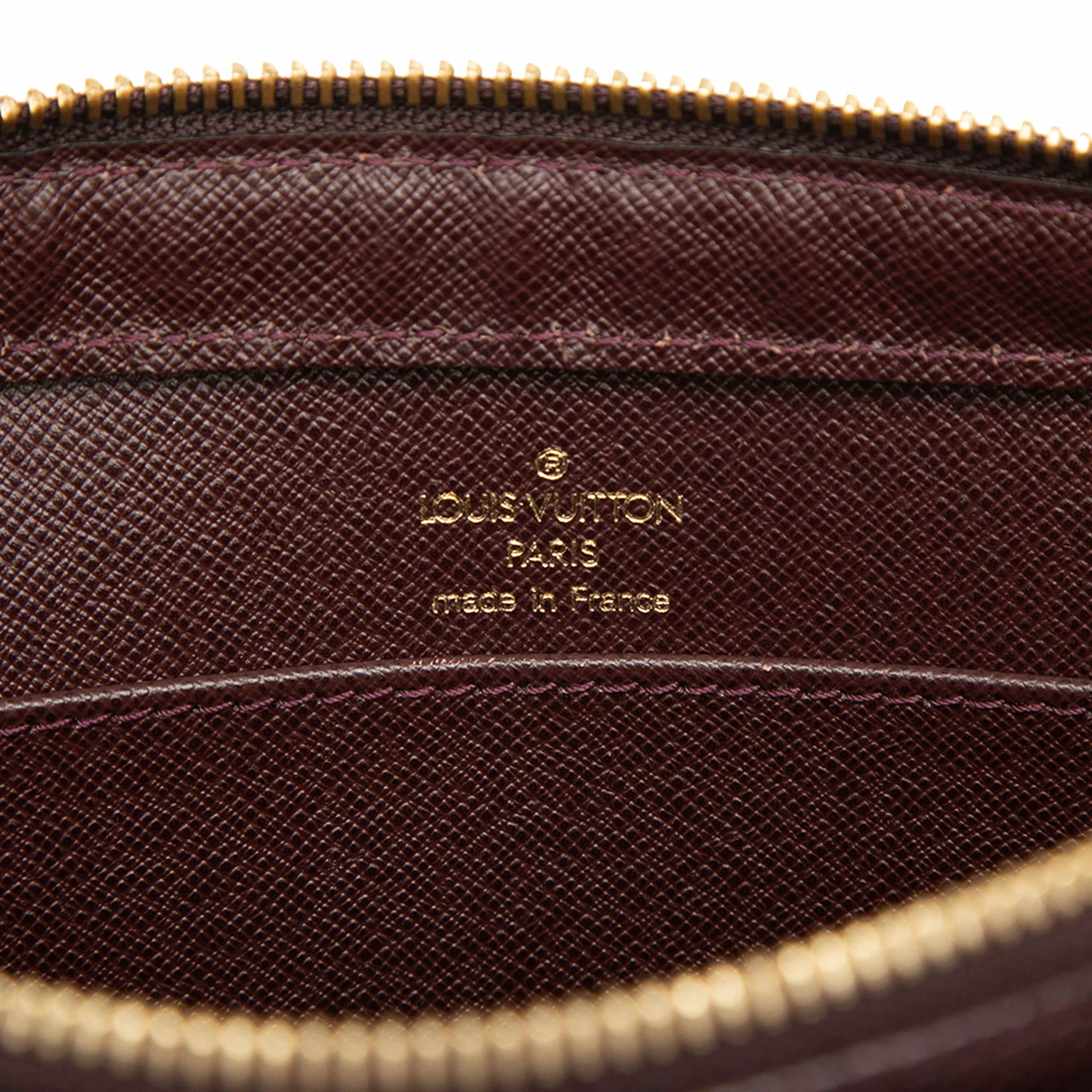 Louis Vuitton Taiga Pochette Baikal, från Luxclusif, i färgen bordeaux. Klicka för att öppna bilden i stort format