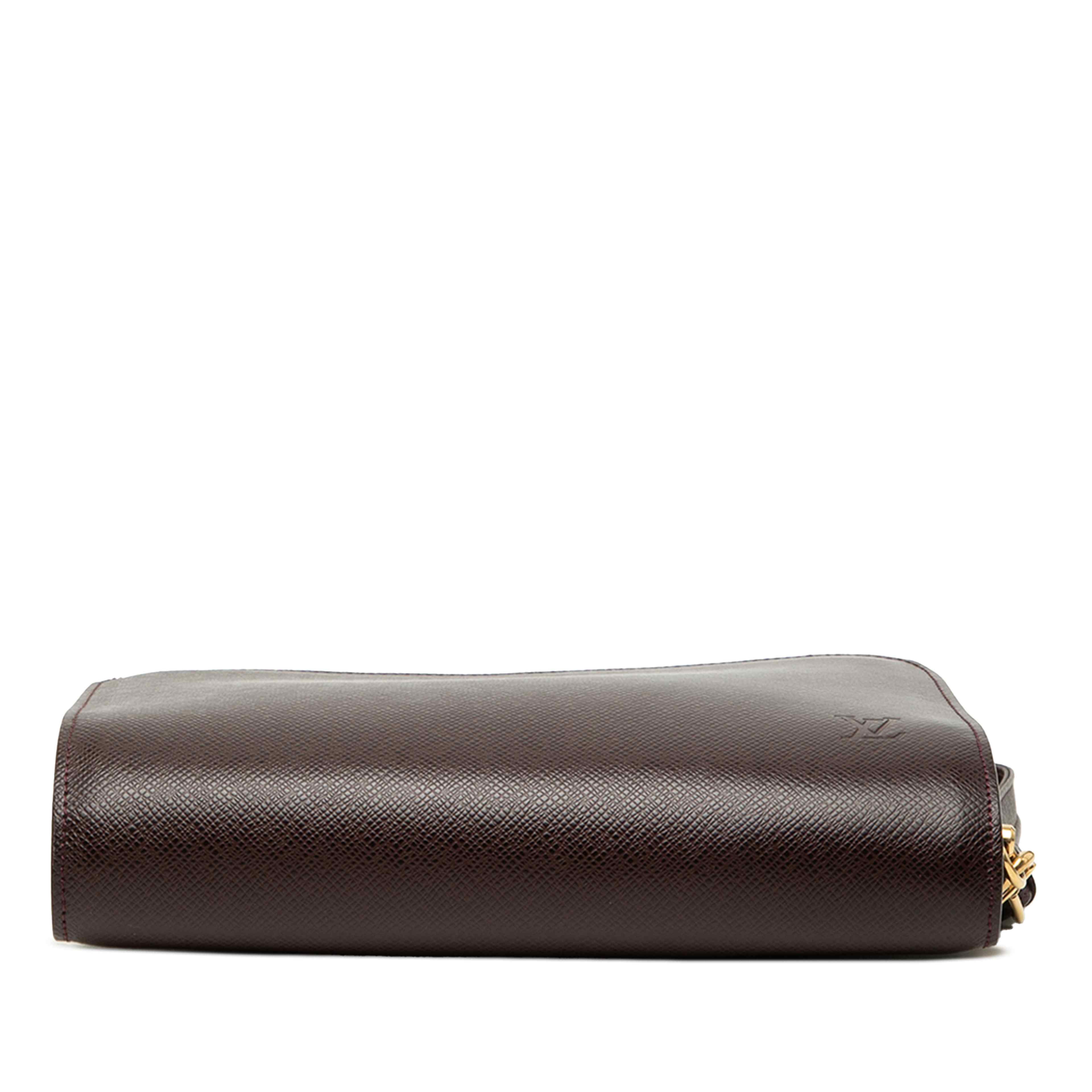 Louis Vuitton Taiga Pochette Baikal, från Luxclusif, i färgen bordeaux. Klicka för att öppna bilden i stort format