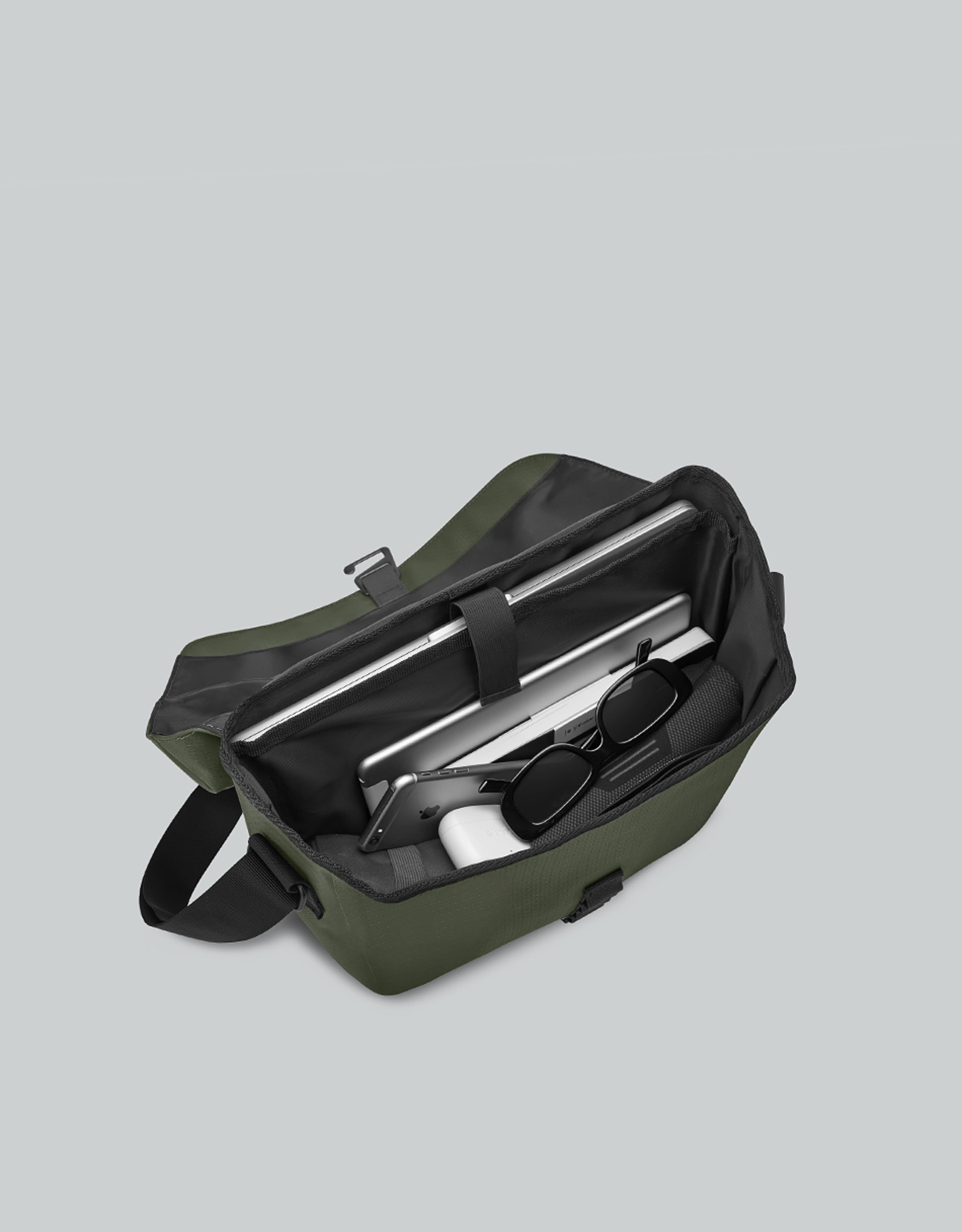 Lightweight Duoseal Messenger 14, från Gaston Luga, i färgen olive. Klicka för att öppna bilden i stort format