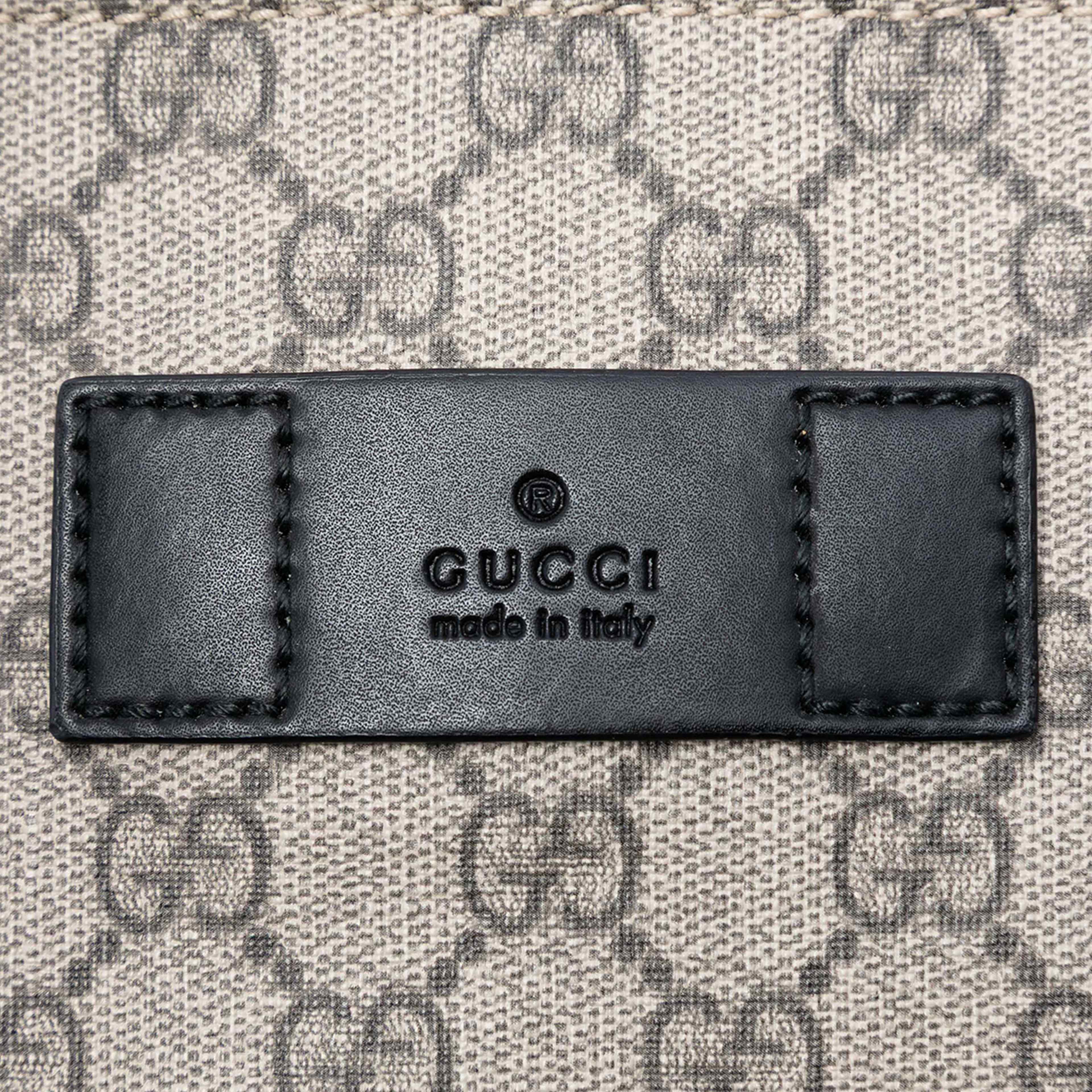 Gucci Gg Supreme Web Vertical Satchel, från Luxclusif, i färgen beige. Klicka för att öppna bilden i stort format