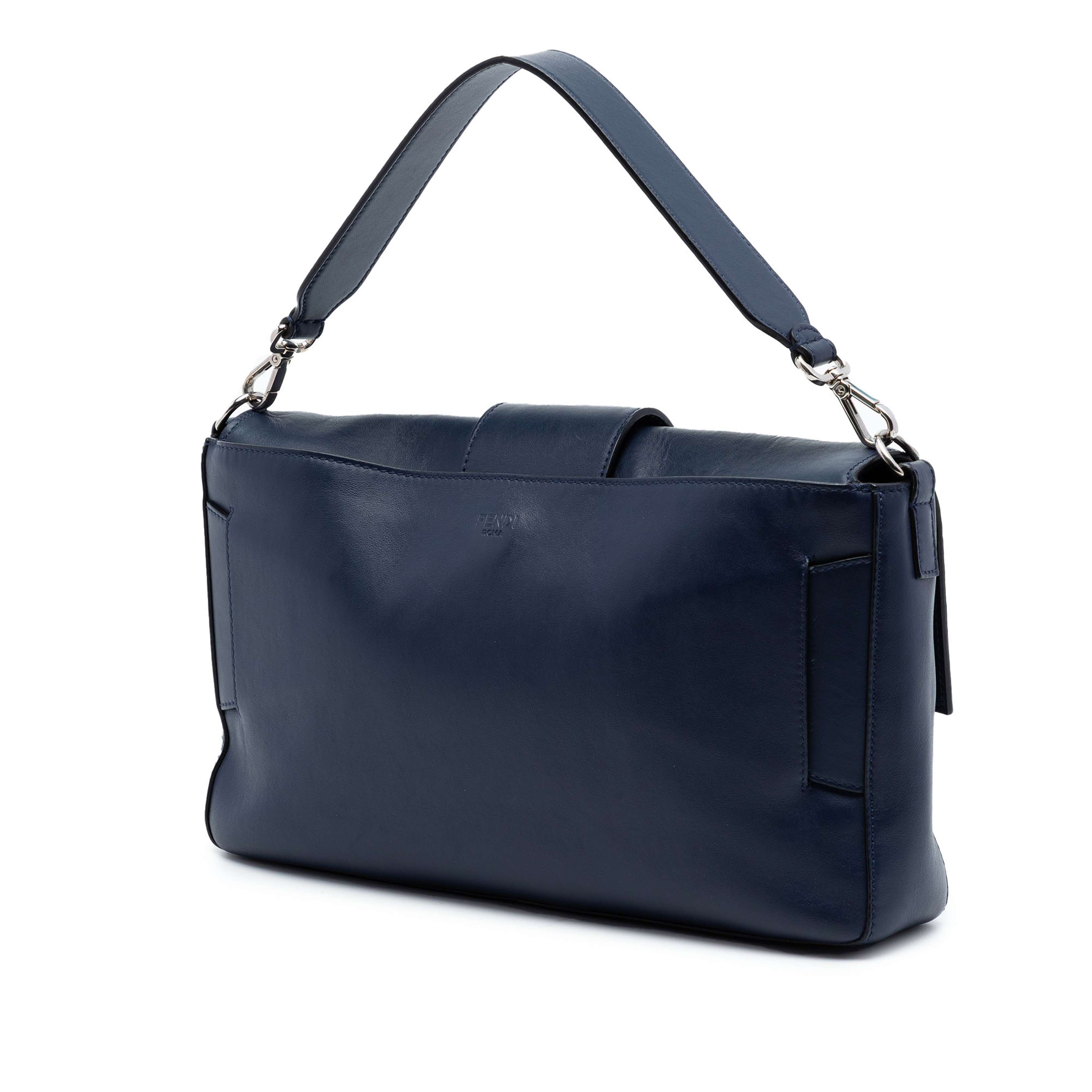 Fendi Large Zucca Embossed Leather Convertible Belt Baguette, från Luxclusif, i färgen navy. Klicka för att öppna bilden i stort format