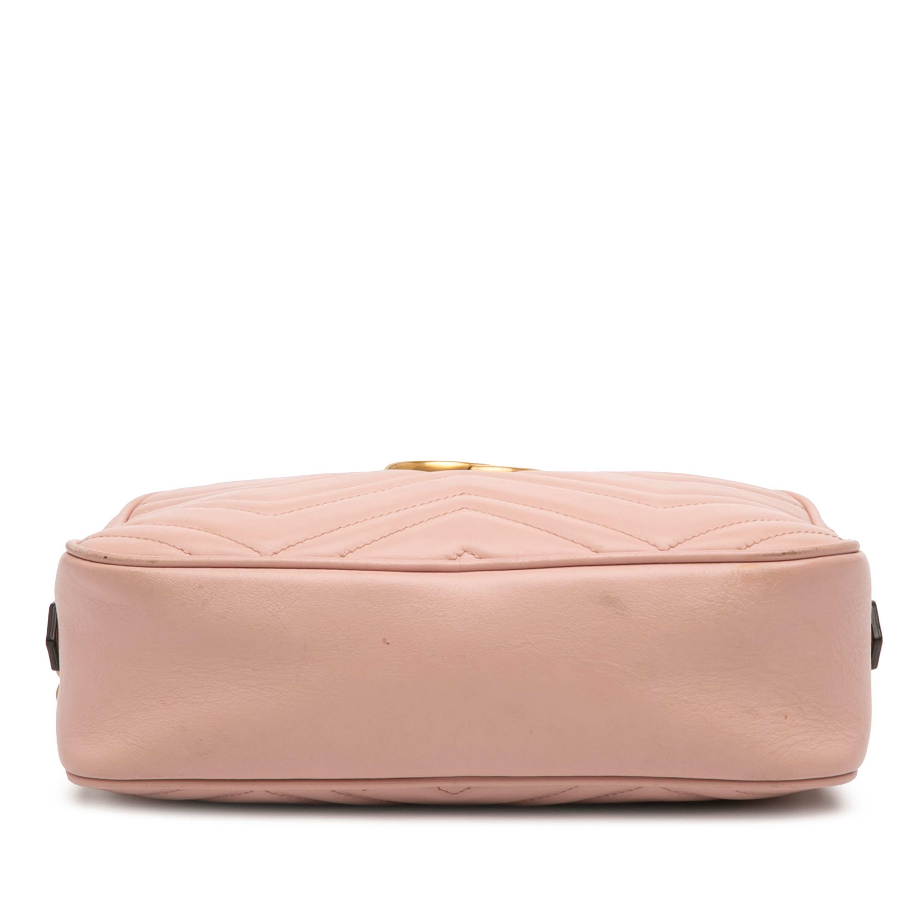 Gucci Small Gg Marmont Matelasse Leather Crossbody, från Luxclusif, i färgen pink. Klicka för att öppna bilden i stort format