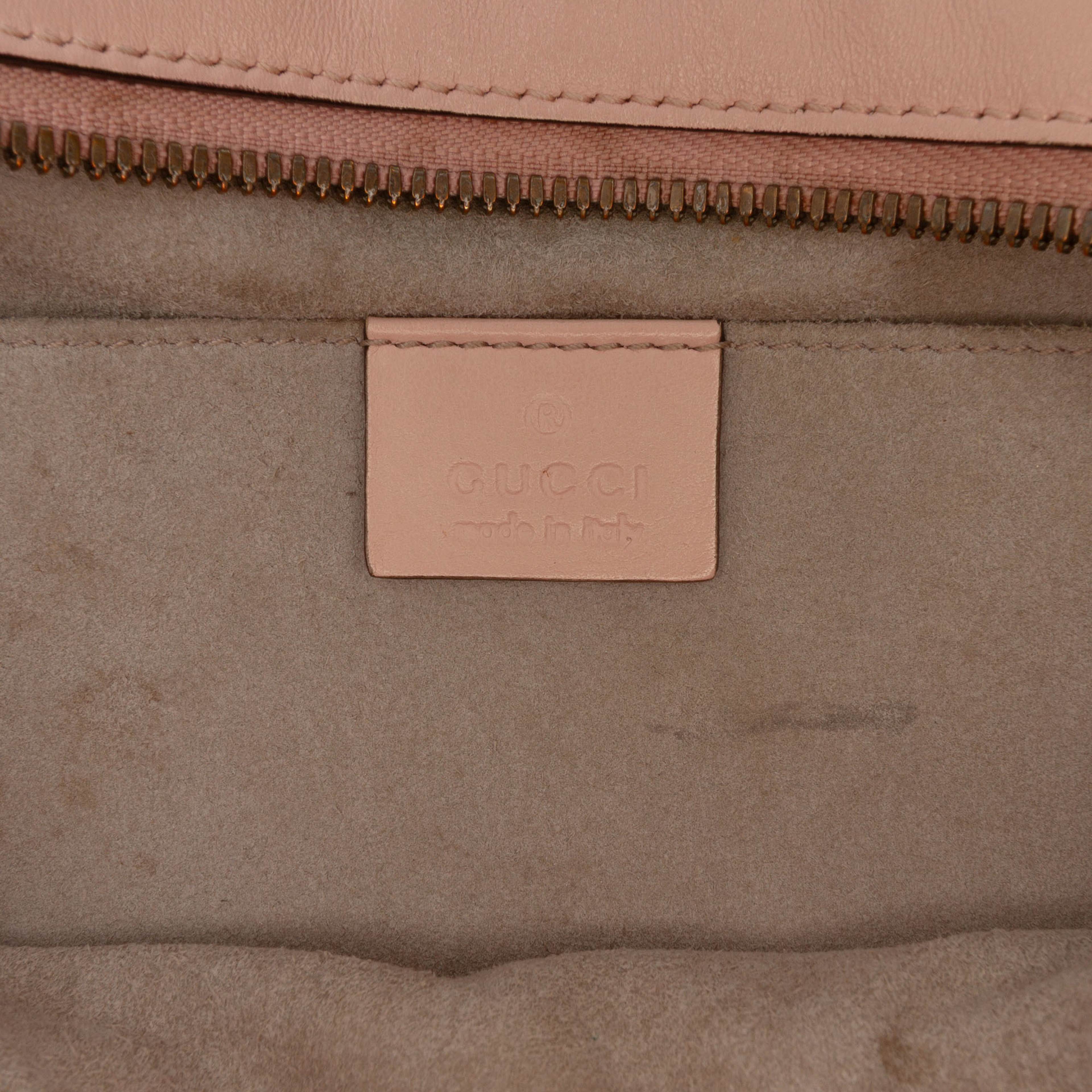 Gucci Small Gg Marmont Matelasse Leather Crossbody, från Luxclusif, i färgen pink. Klicka för att öppna bilden i stort format