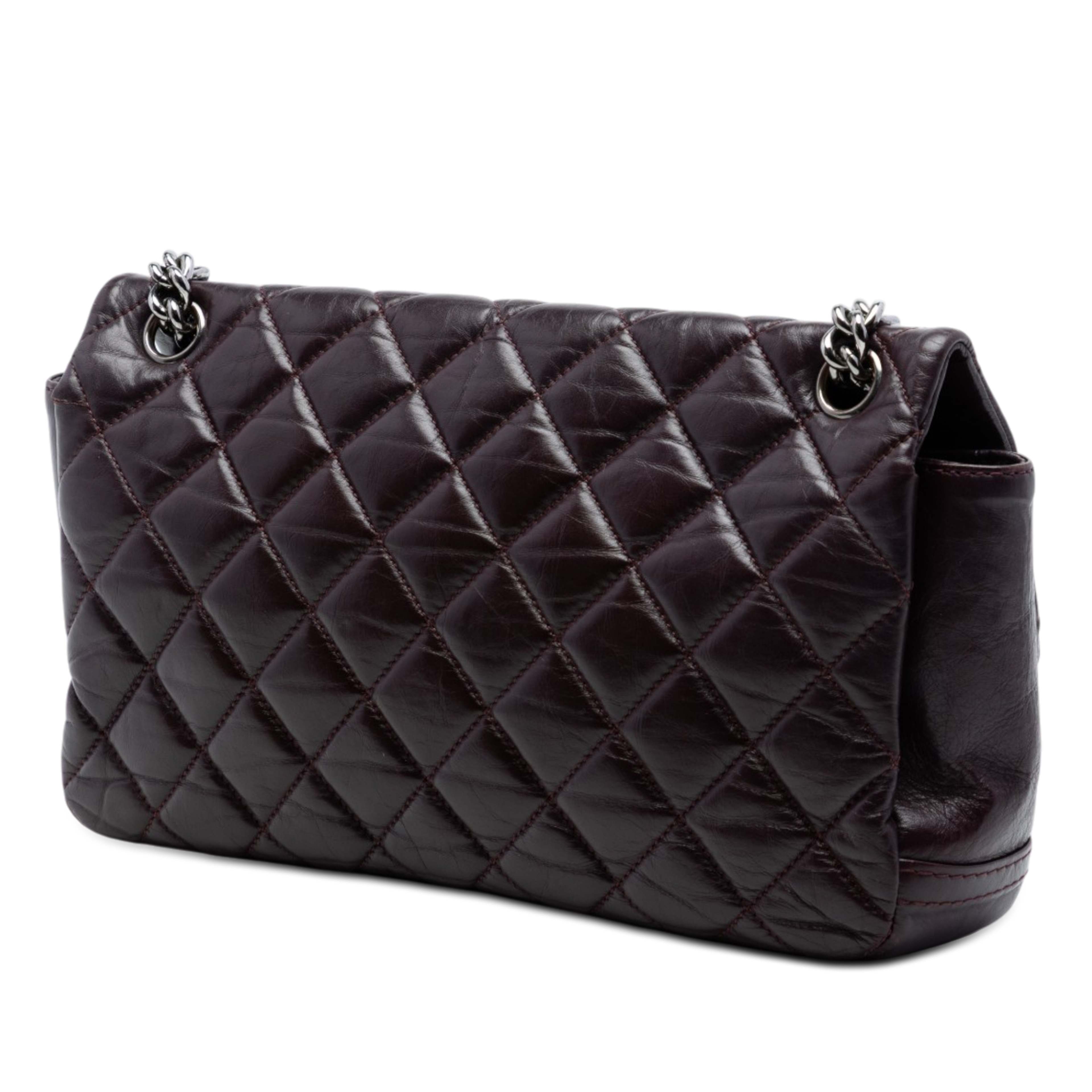 Chanel Small Aged Calfskin Lady Pearly Flap, från Luxclusif, i färgen plum. Klicka för att öppna bilden i stort format
