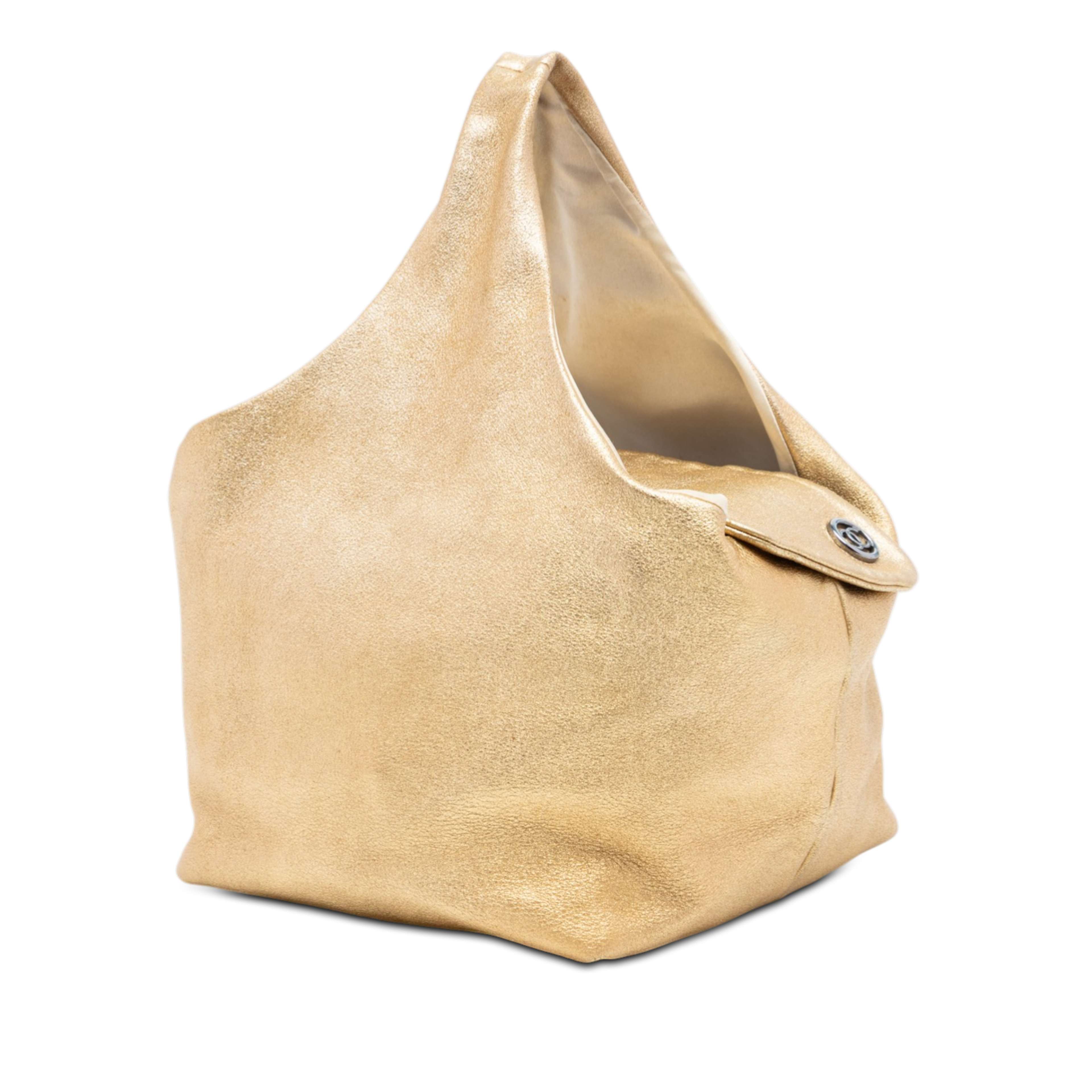 Chanel Cc Metallic Lambskin Hobo, från Luxclusif, i färgen gold. Klicka för att öppna bilden i stort format
