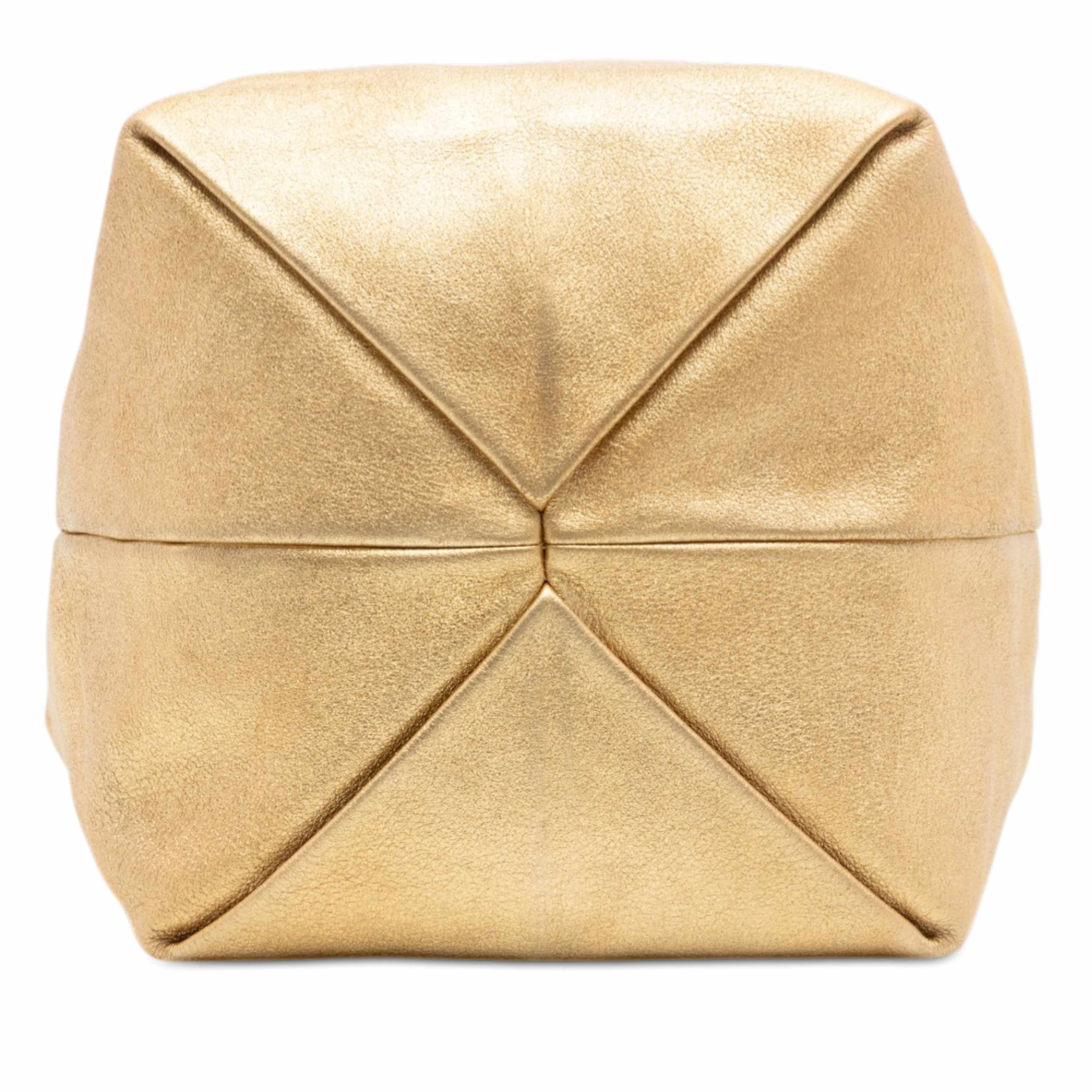Chanel Cc Metallic Lambskin Hobo, från Luxclusif, i färgen gold. Klicka för att öppna bilden i stort format