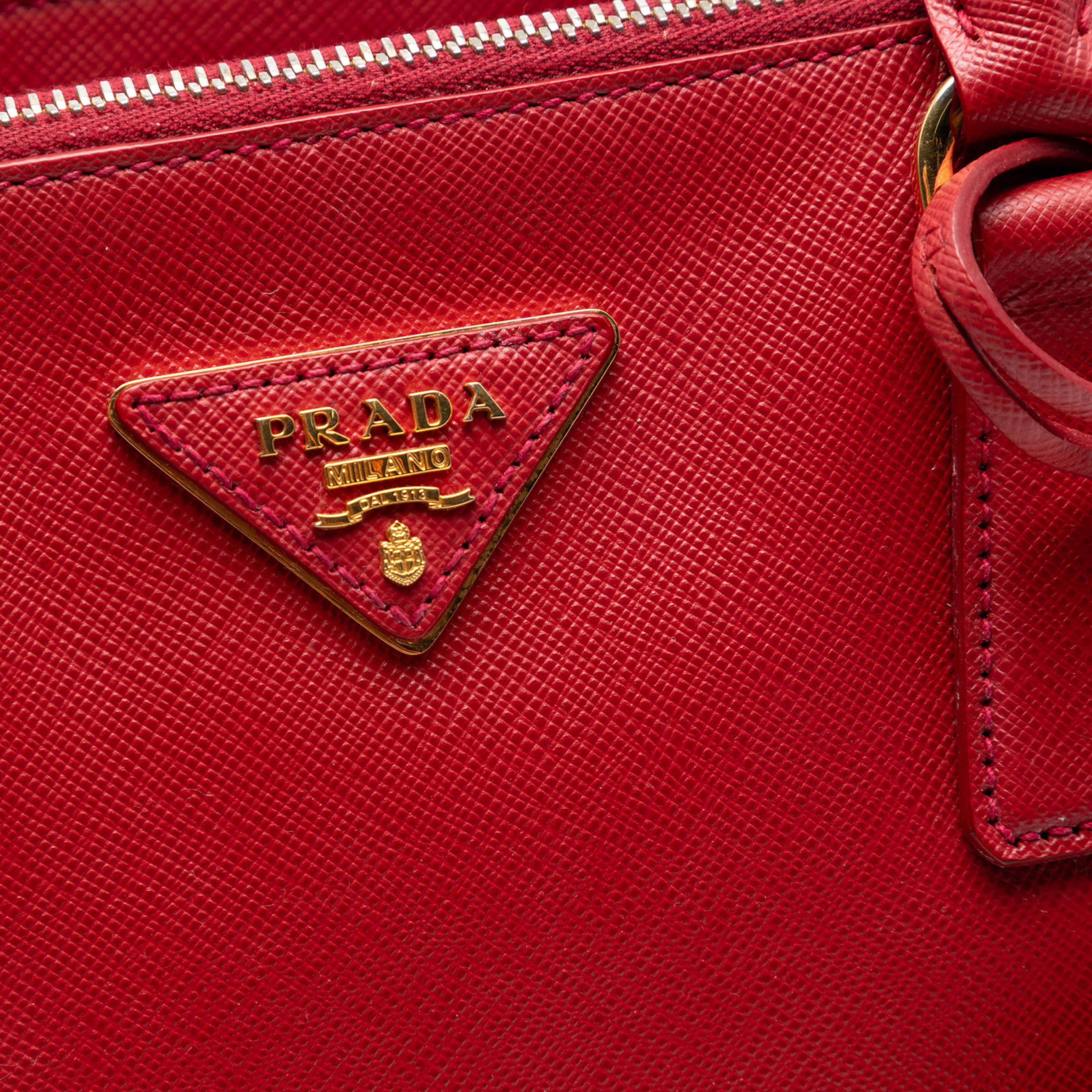 Prada Small Saffiano Lux Galleria Double Zip Satchel, från Luxclusif, i färgen red. Klicka för att öppna bilden i stort format