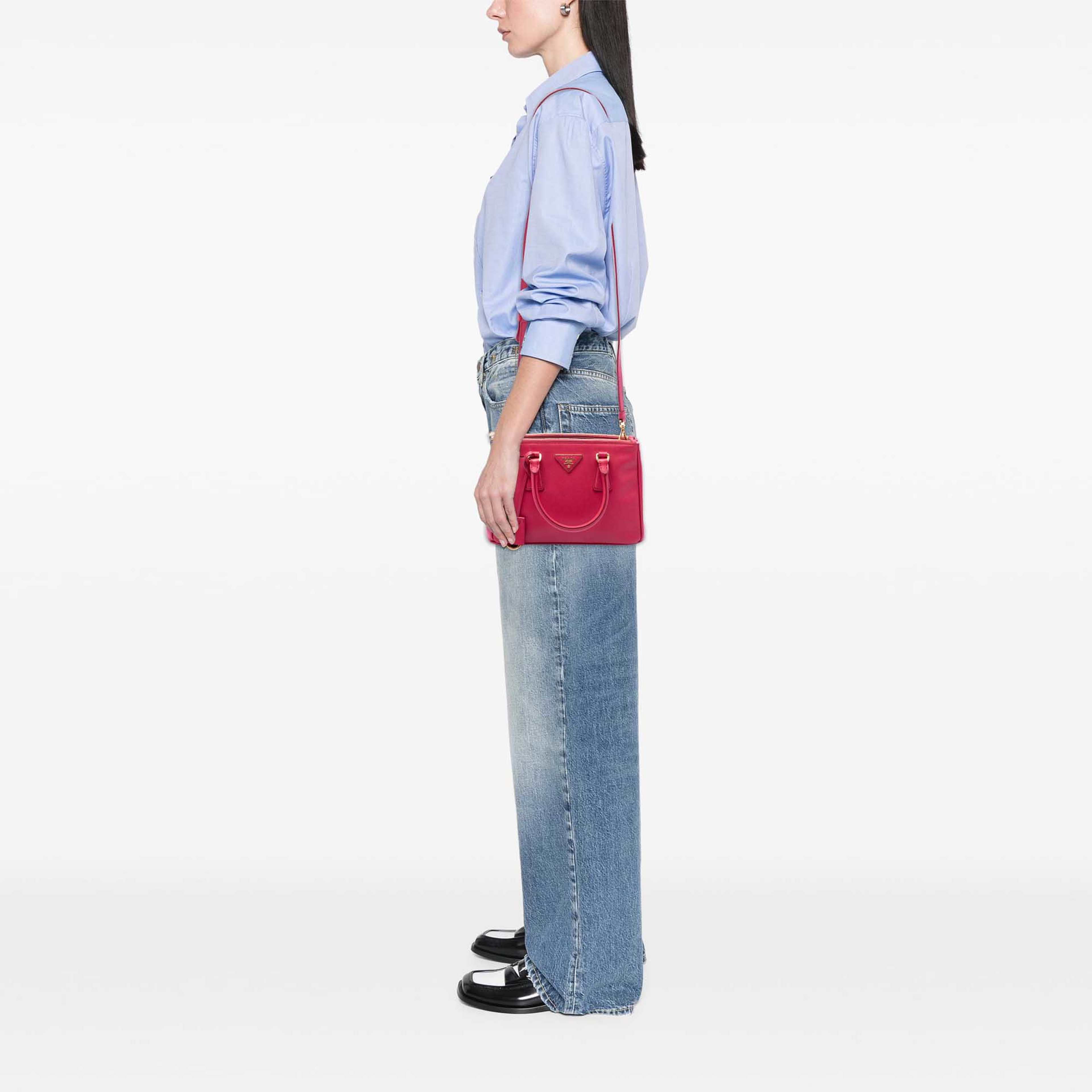 Prada Mini Saffiano Lux Galleria Double Zip Satchel, från Luxclusif, i färgen rosa. Klicka för att öppna bilden i stort format