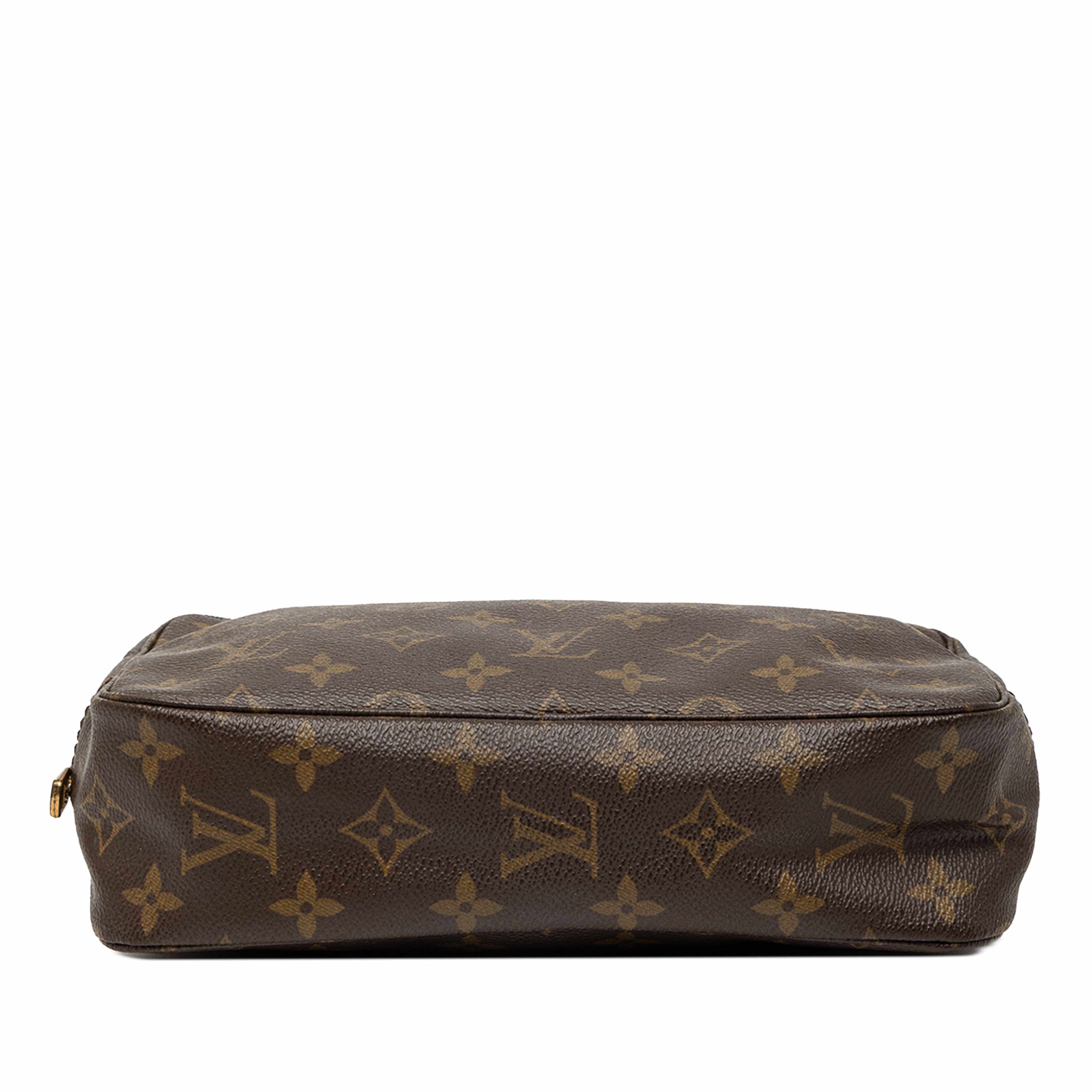 Louis Vuitton Monogram Trousse Toilette 23, från Luxclusif, i färgen brown. Klicka för att öppna bilden i stort format