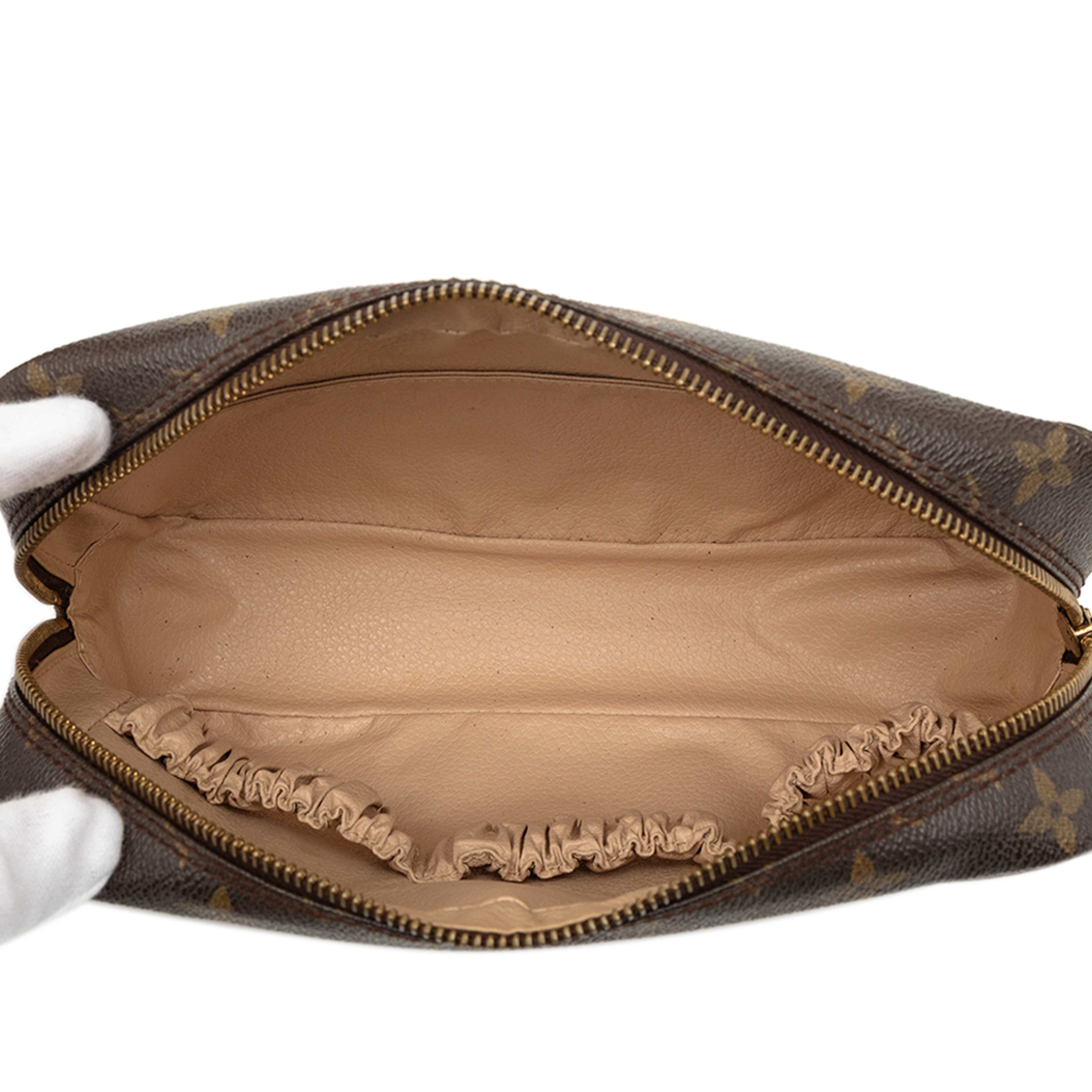 Louis Vuitton Monogram Trousse Toilette 23, från Luxclusif, i färgen brown. Klicka för att öppna bilden i stort format