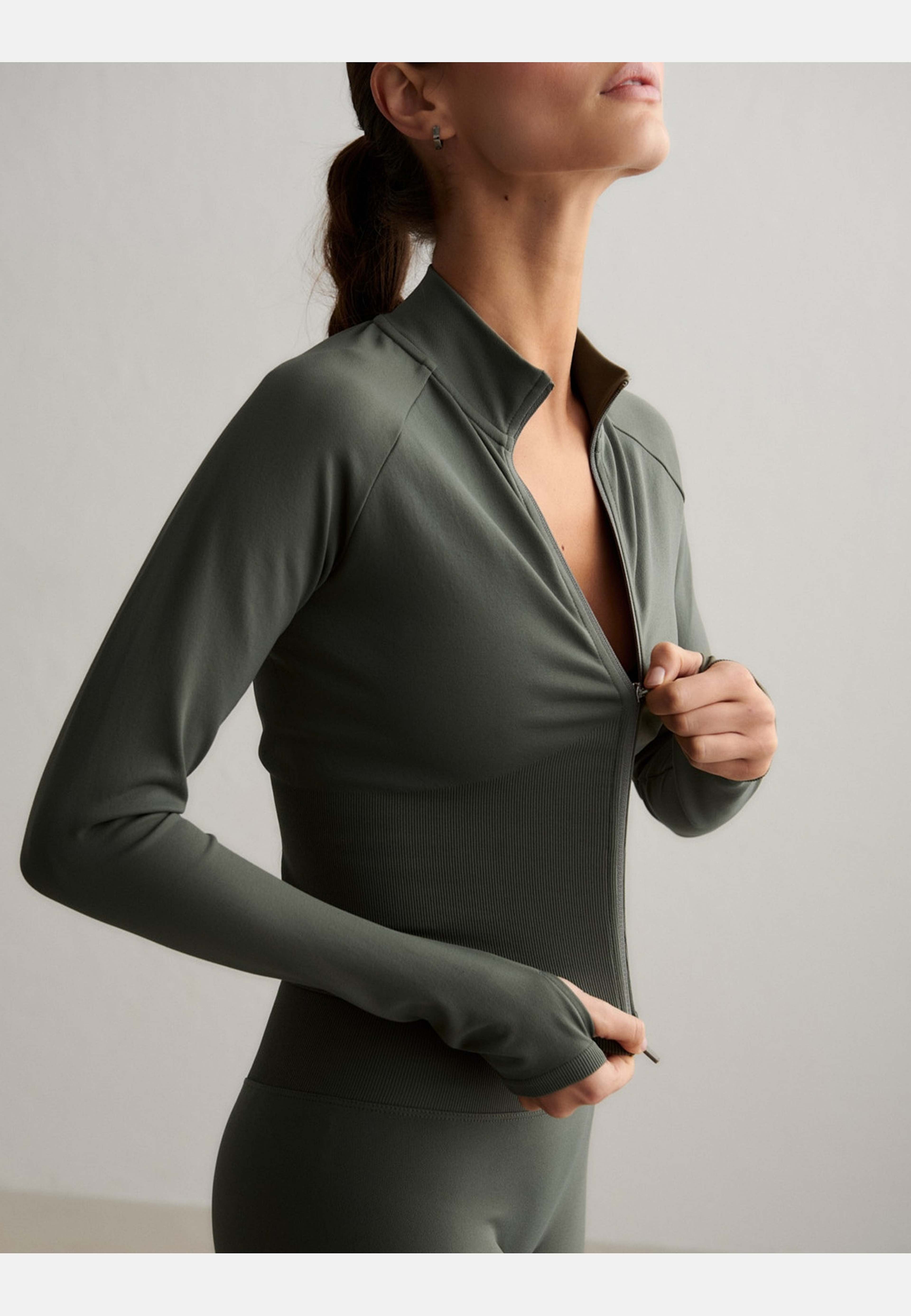 Shape Seamless Zip Jacket, från aim'n, i färgen ivy. Klicka för att öppna bilden i stort format