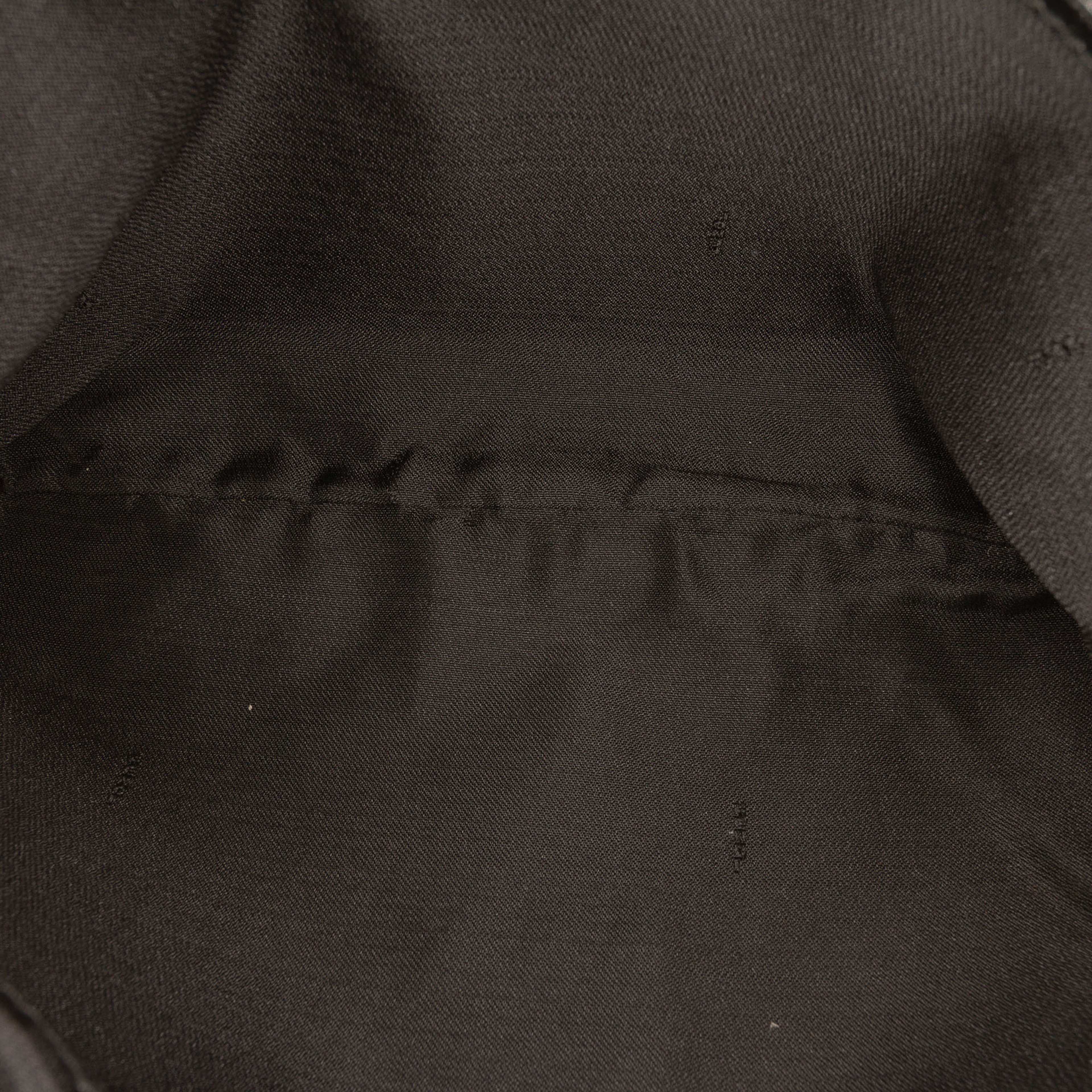 Fendi Zucca Canvas Shoulder Bag, från Luxclusif, i färgen black. Klicka för att öppna bilden i stort format