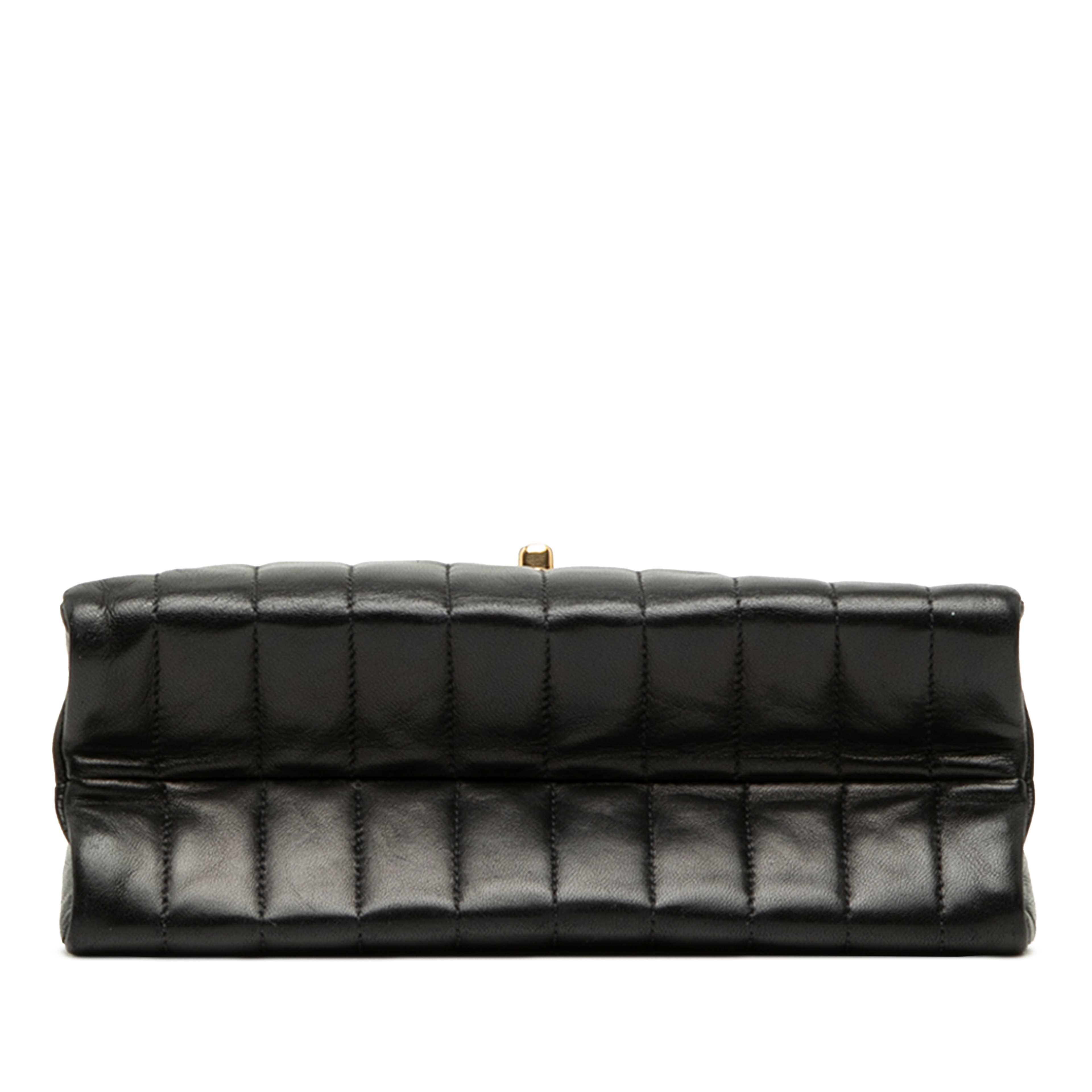 Chanel Small Cc Vertical Quilted Lambskin Single Flap, från Luxclusif, i färgen black. Klicka för att öppna bilden i stort format