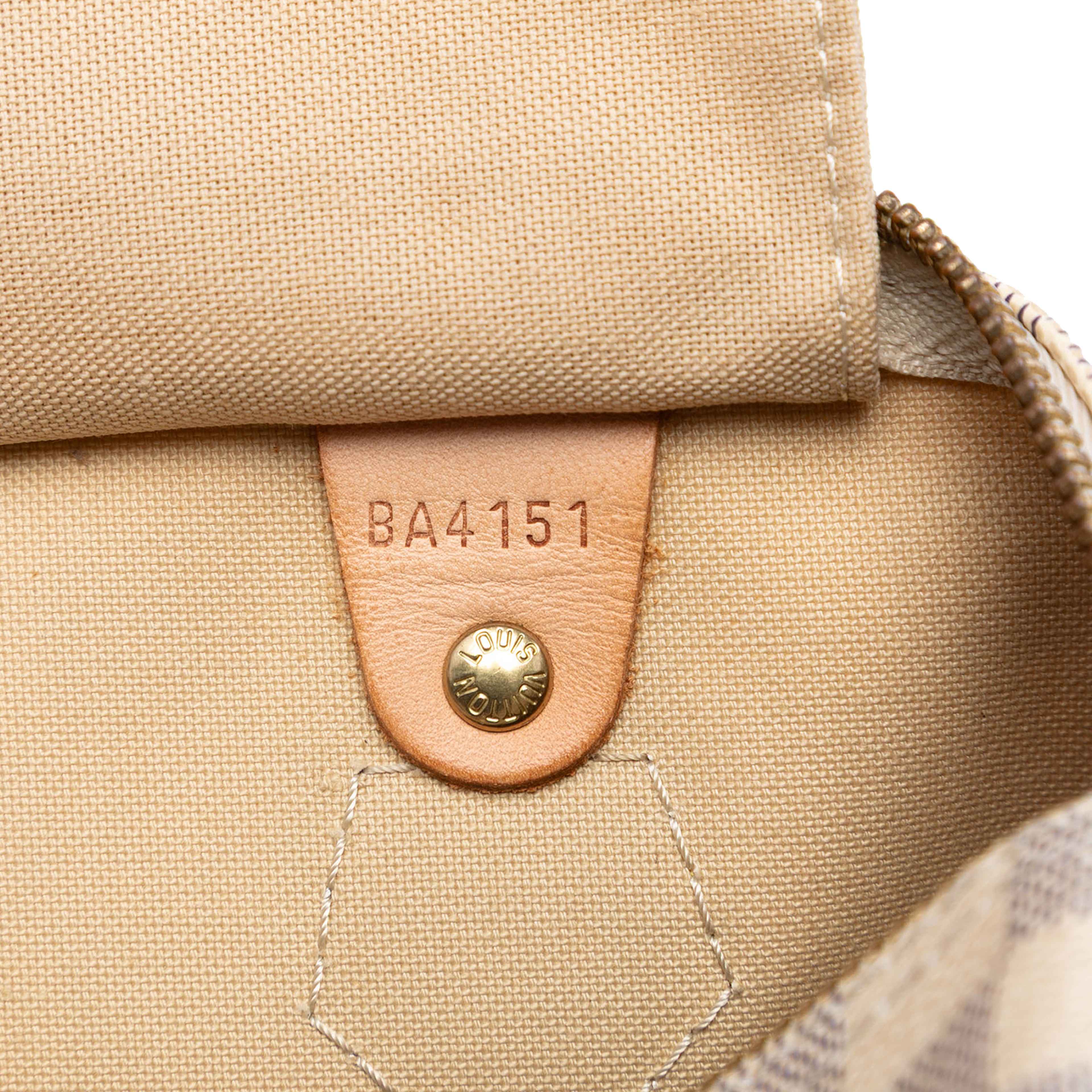 Louis Vuitton Damier Azur Speedy 30, från Luxclusif, i färgen white. Klicka för att öppna bilden i stort format