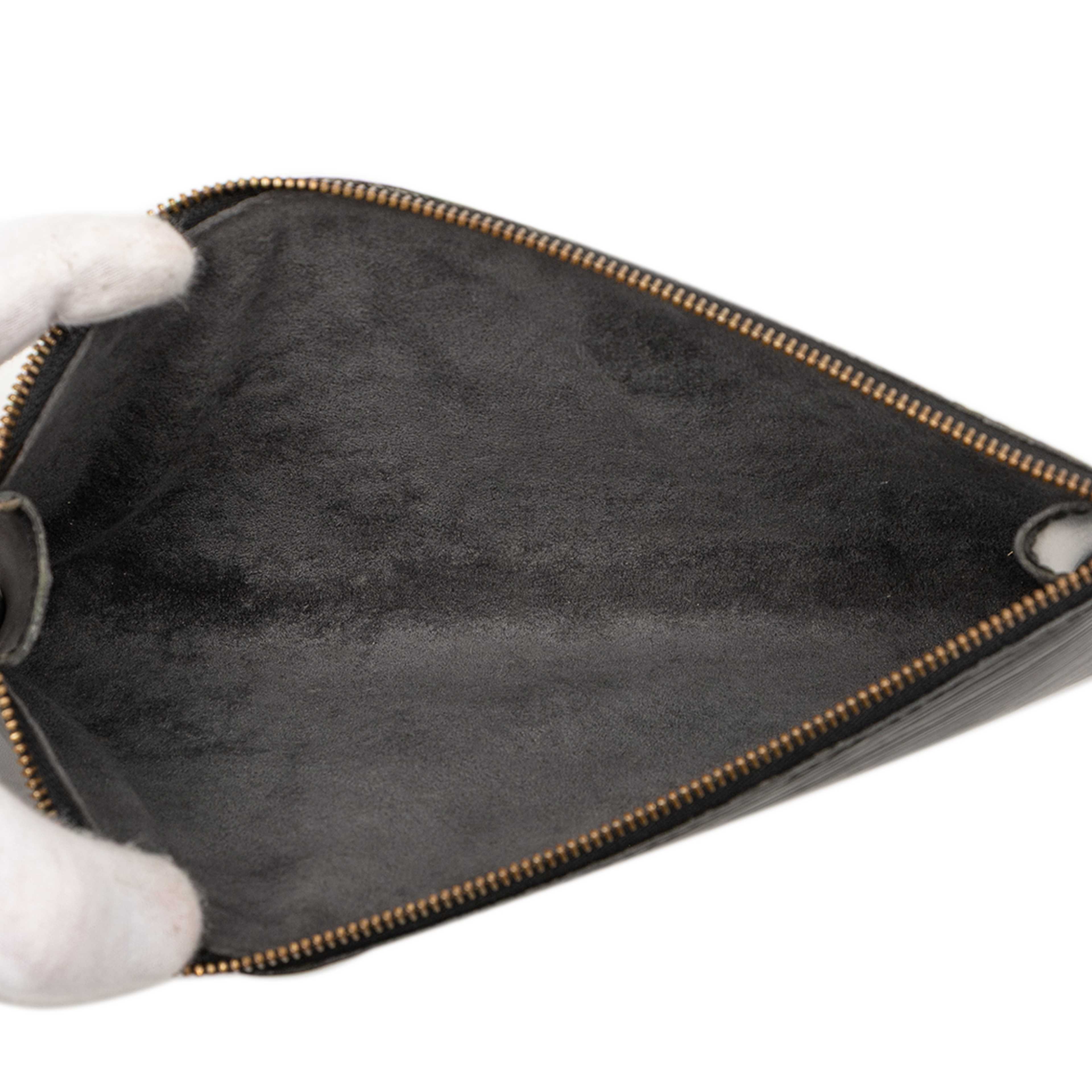 Louis Vuitton Epi Pochette Accessoires, från Luxclusif, i färgen black. Klicka för att öppna bilden i stort format