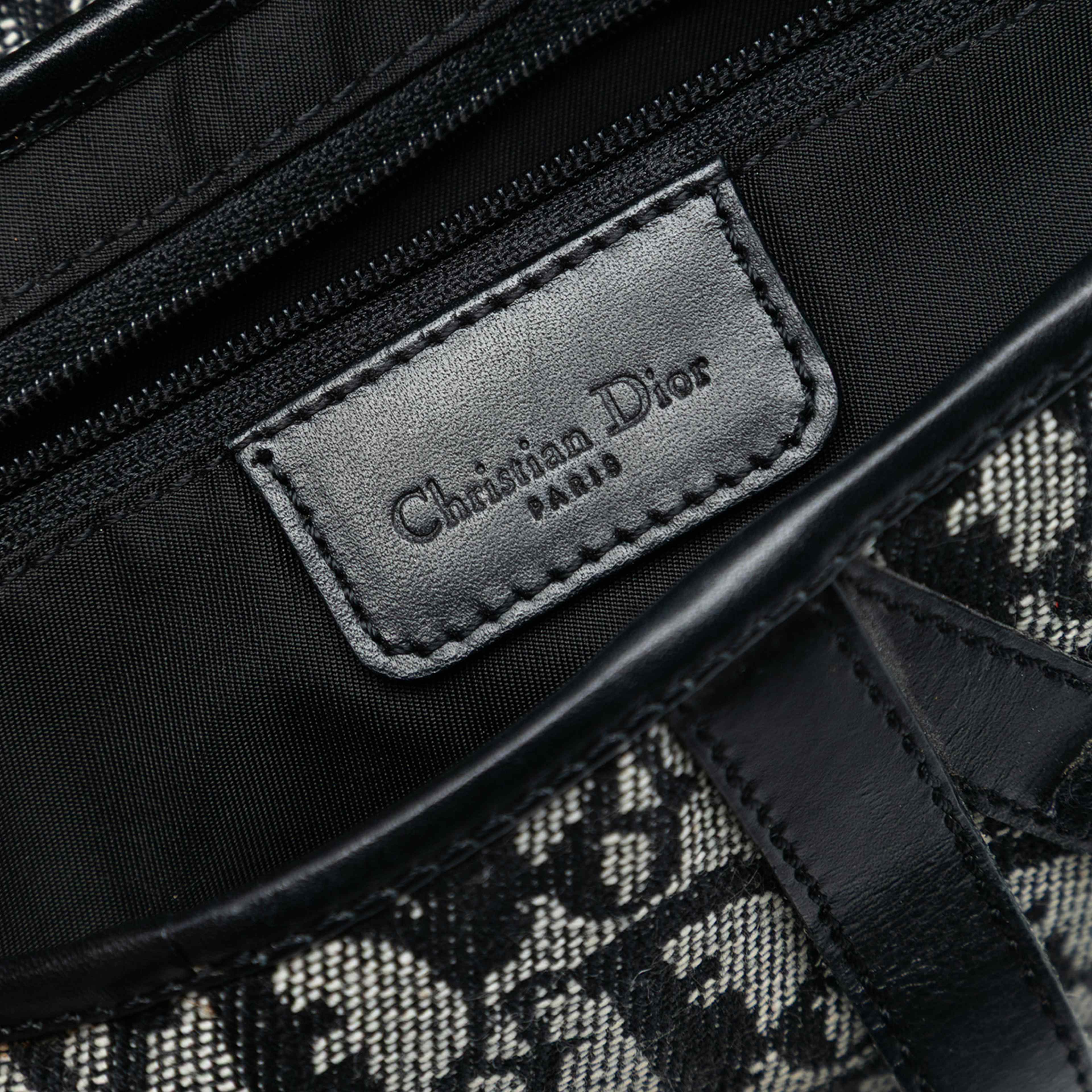 Dior Diorissimo Canvas Saddle Bag, från Luxclusif, i färgen gray. Klicka för att öppna bilden i stort format