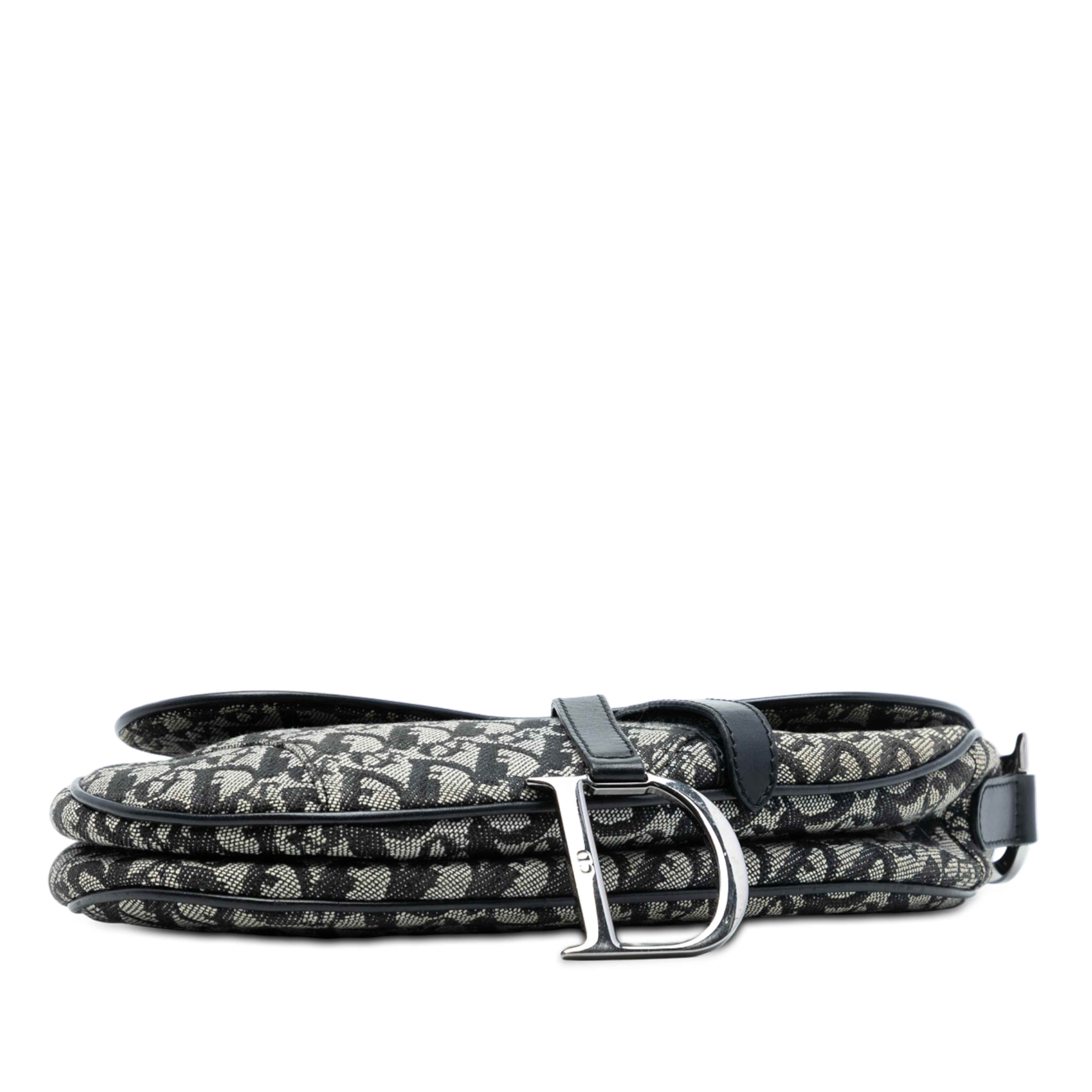 Dior Diorissimo Canvas Saddle Bag, från Luxclusif, i färgen gray. Klicka för att öppna bilden i stort format