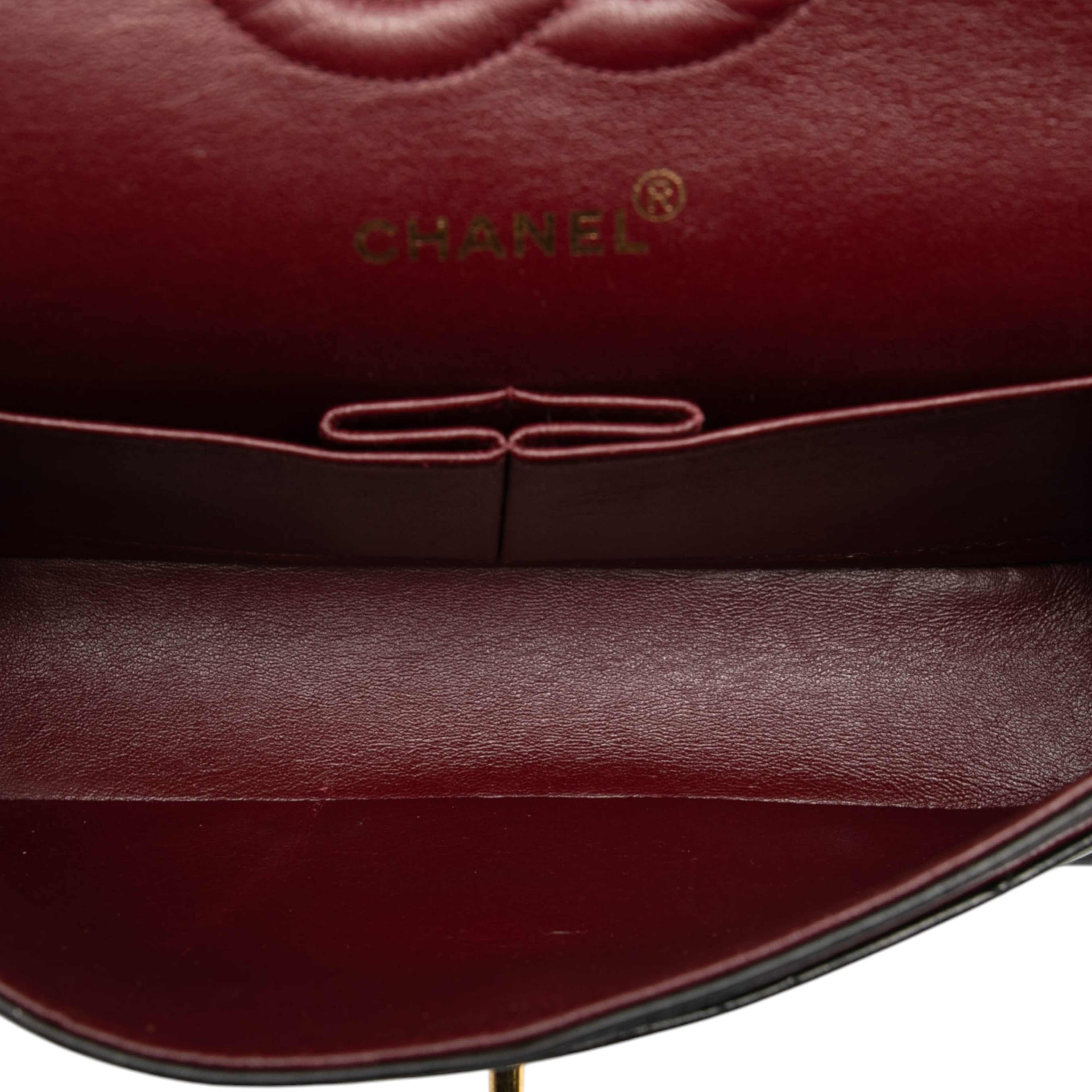 Chanel Medium Classic Lambskin Double Flap, från Luxclusif, i färgen black. Klicka för att öppna bilden i stort format