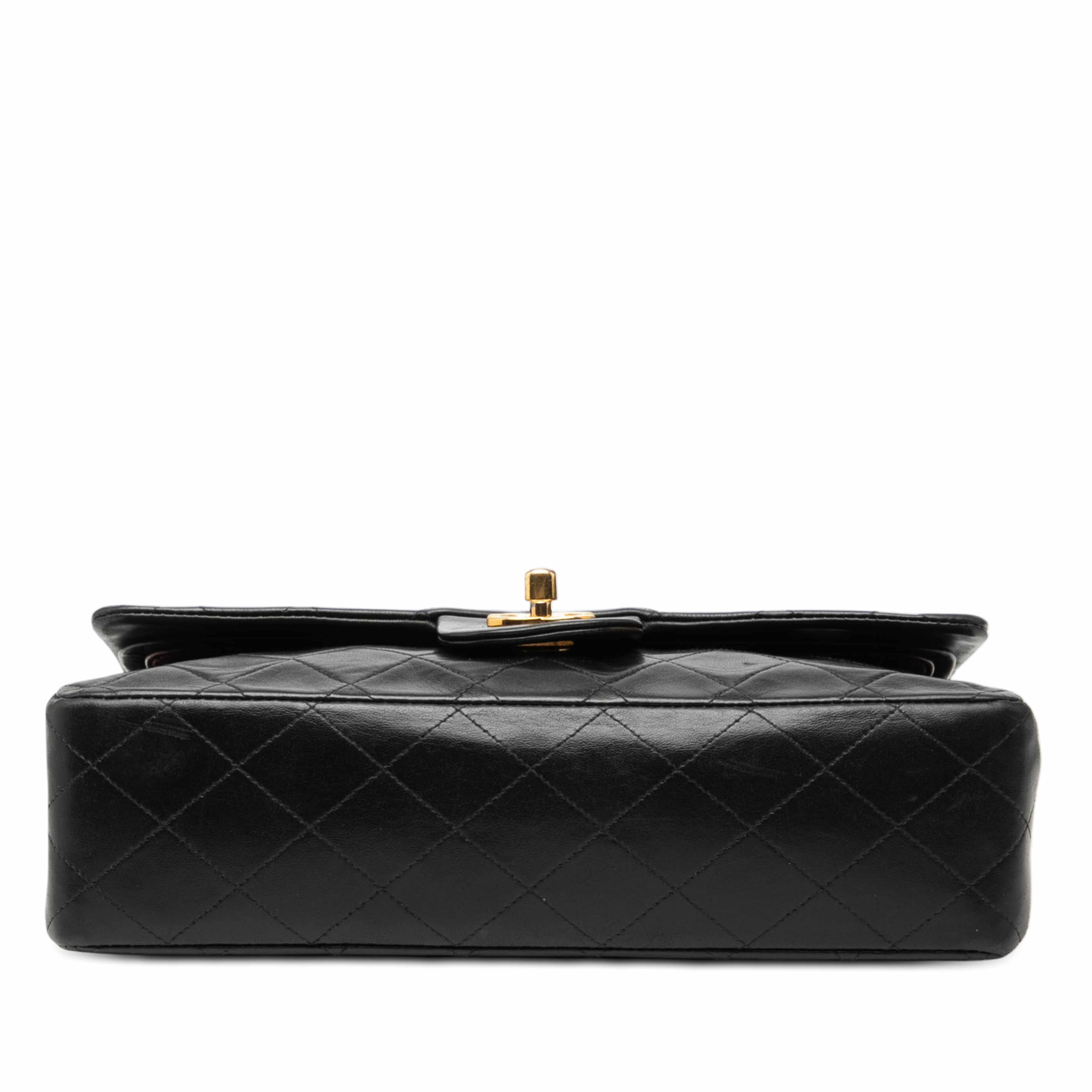 Chanel Medium Classic Lambskin Double Flap, från Luxclusif, i färgen black. Klicka för att öppna bilden i stort format