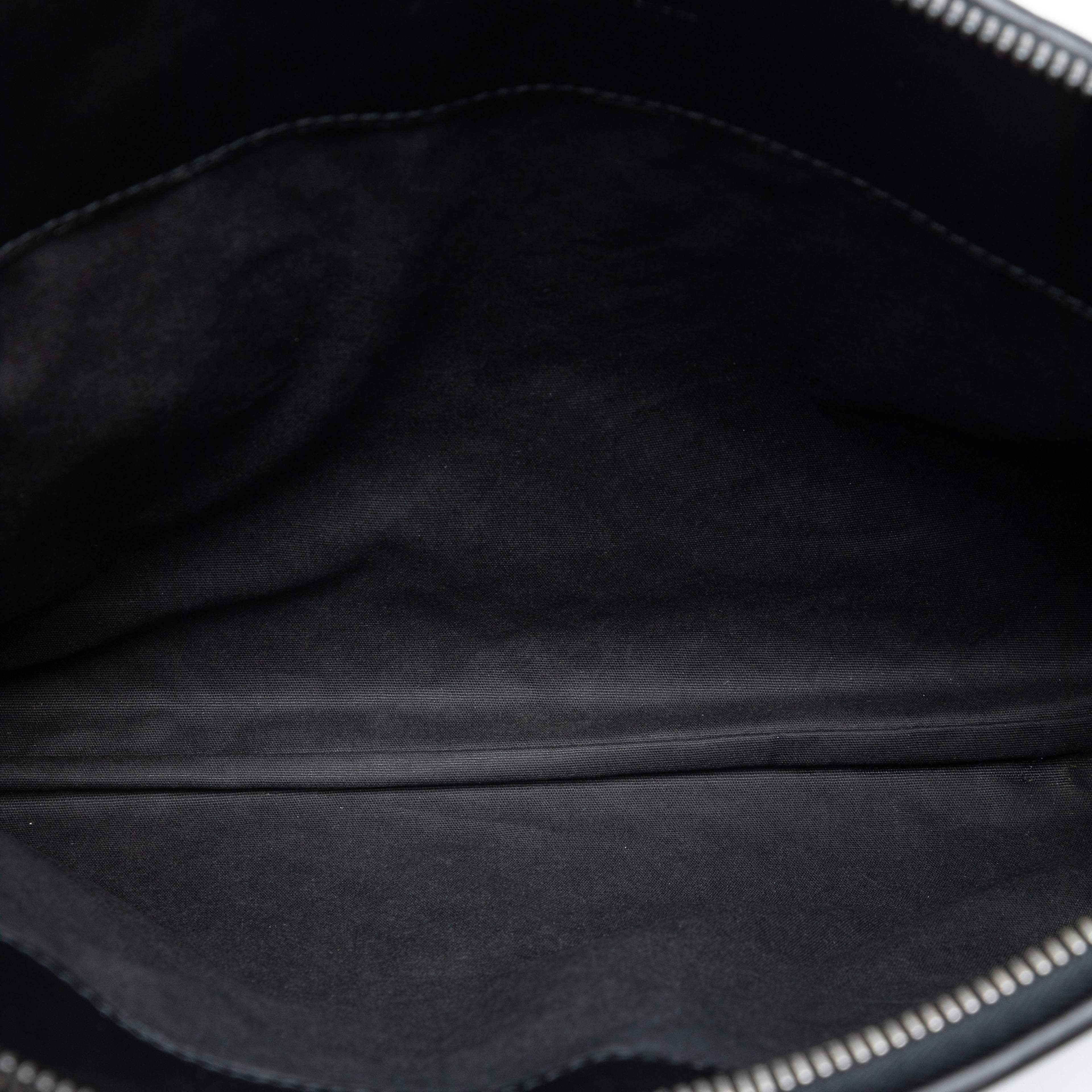 Bottega Veneta Large Nappa Intrecciato Zip Pouch, från Luxclusif, i färgen navy. Klicka för att öppna bilden i stort format