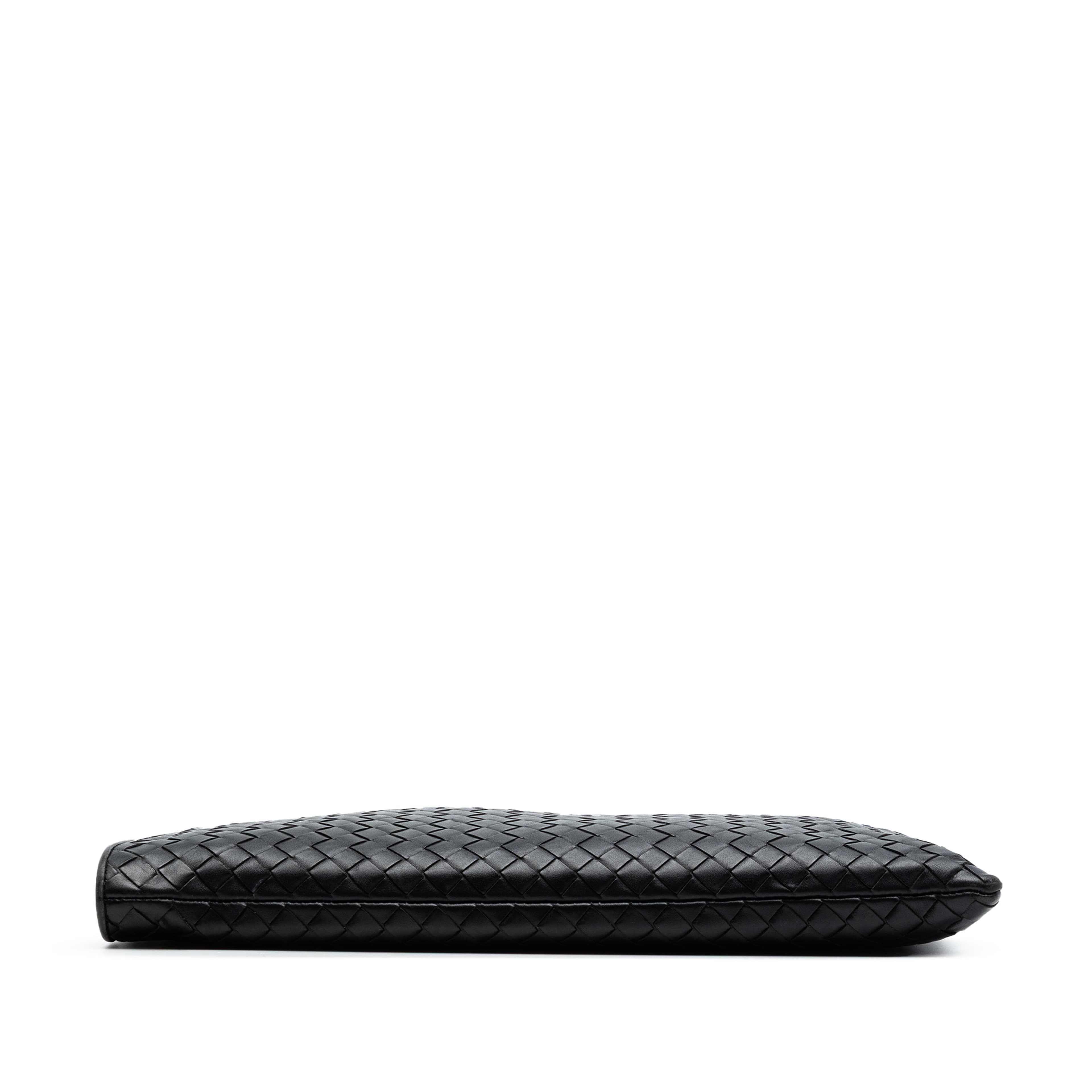 Bottega Veneta Large Nappa Intrecciato Zip Pouch, från Luxclusif, i färgen navy. Klicka för att öppna bilden i stort format