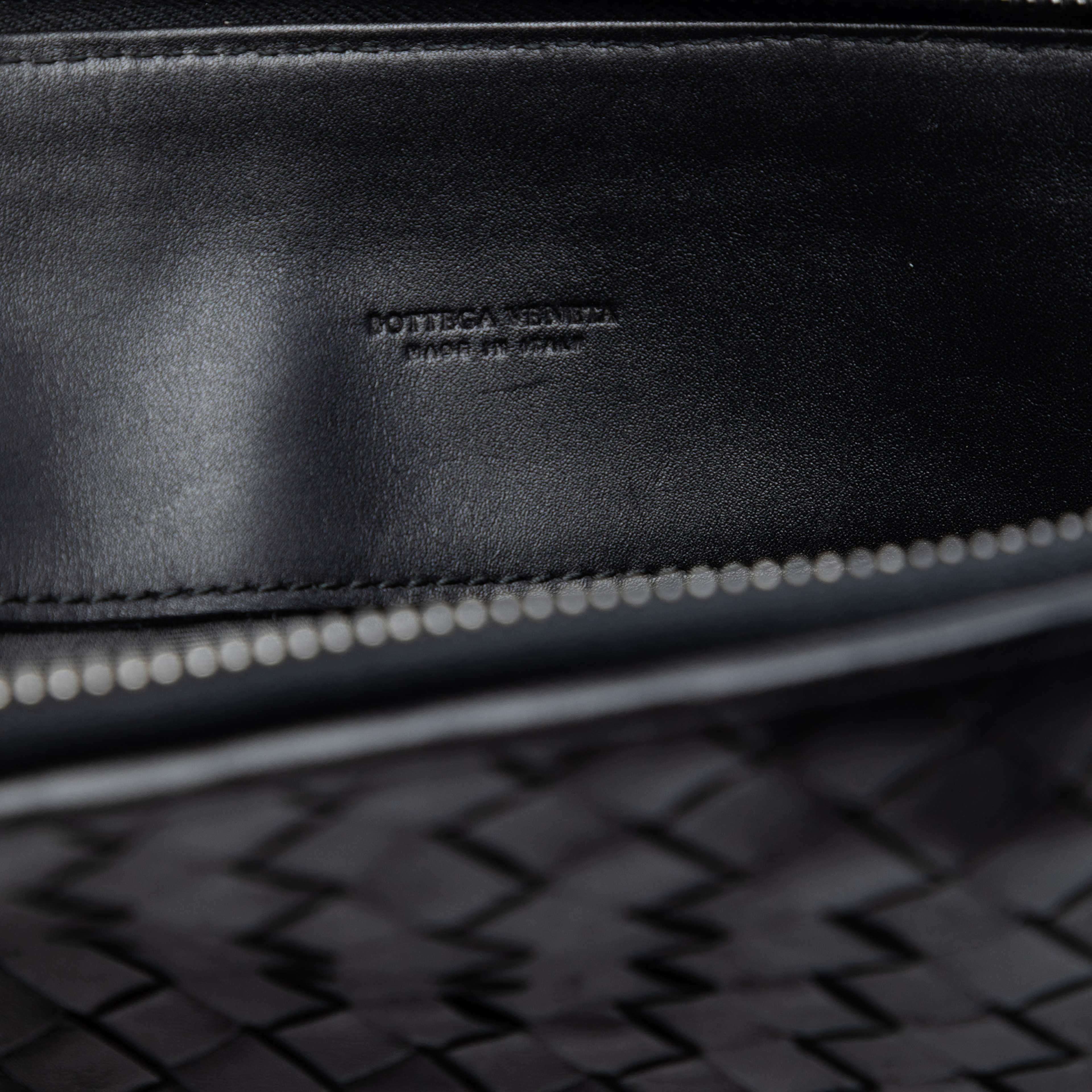 Bottega Veneta Large Nappa Intrecciato Zip Pouch, från Luxclusif, i färgen navy. Klicka för att öppna bilden i stort format