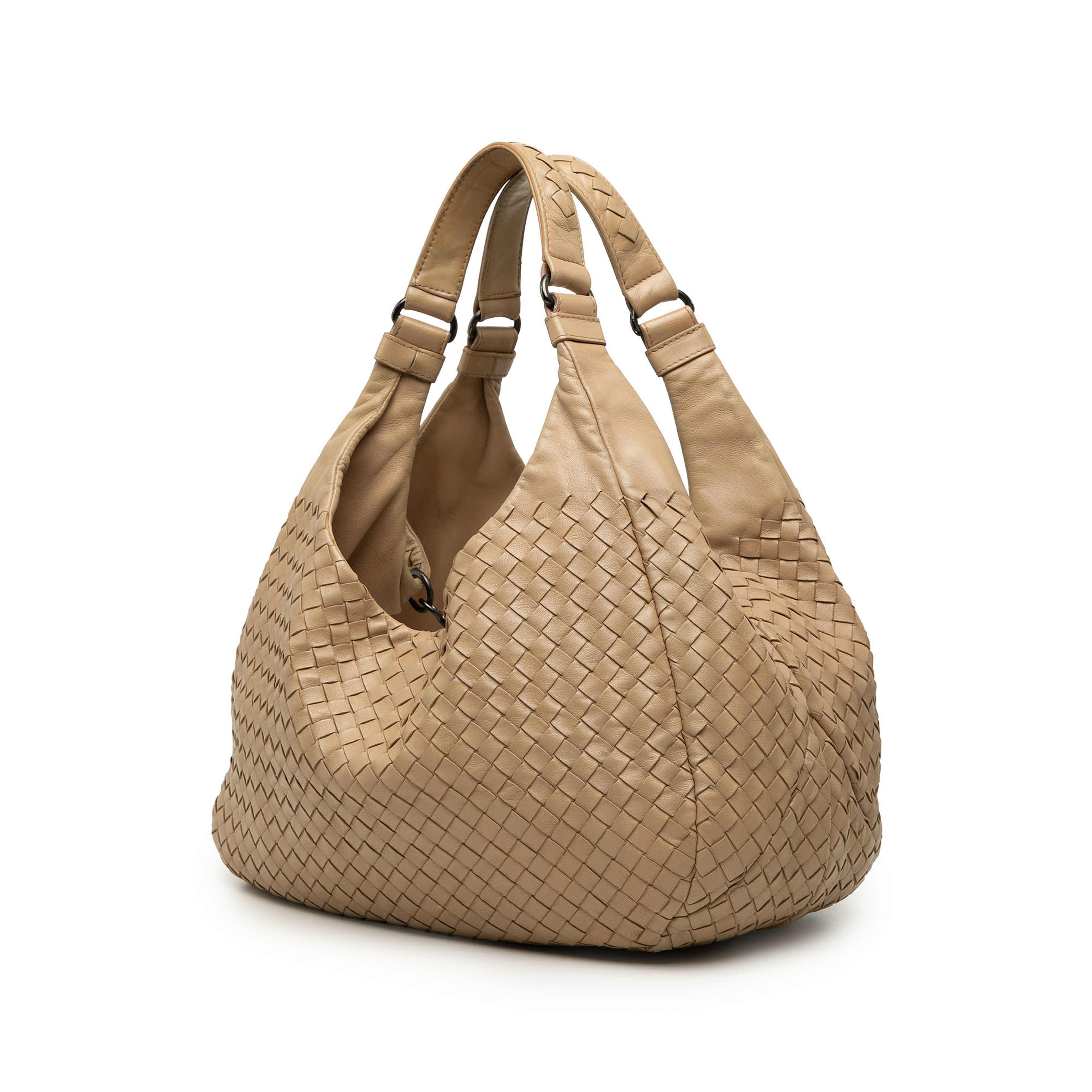 Bottega Veneta Medium Nappa Intrecciato Campana Hobo, från Luxclusif, i färgen brun. Klicka för att öppna bilden i stort format