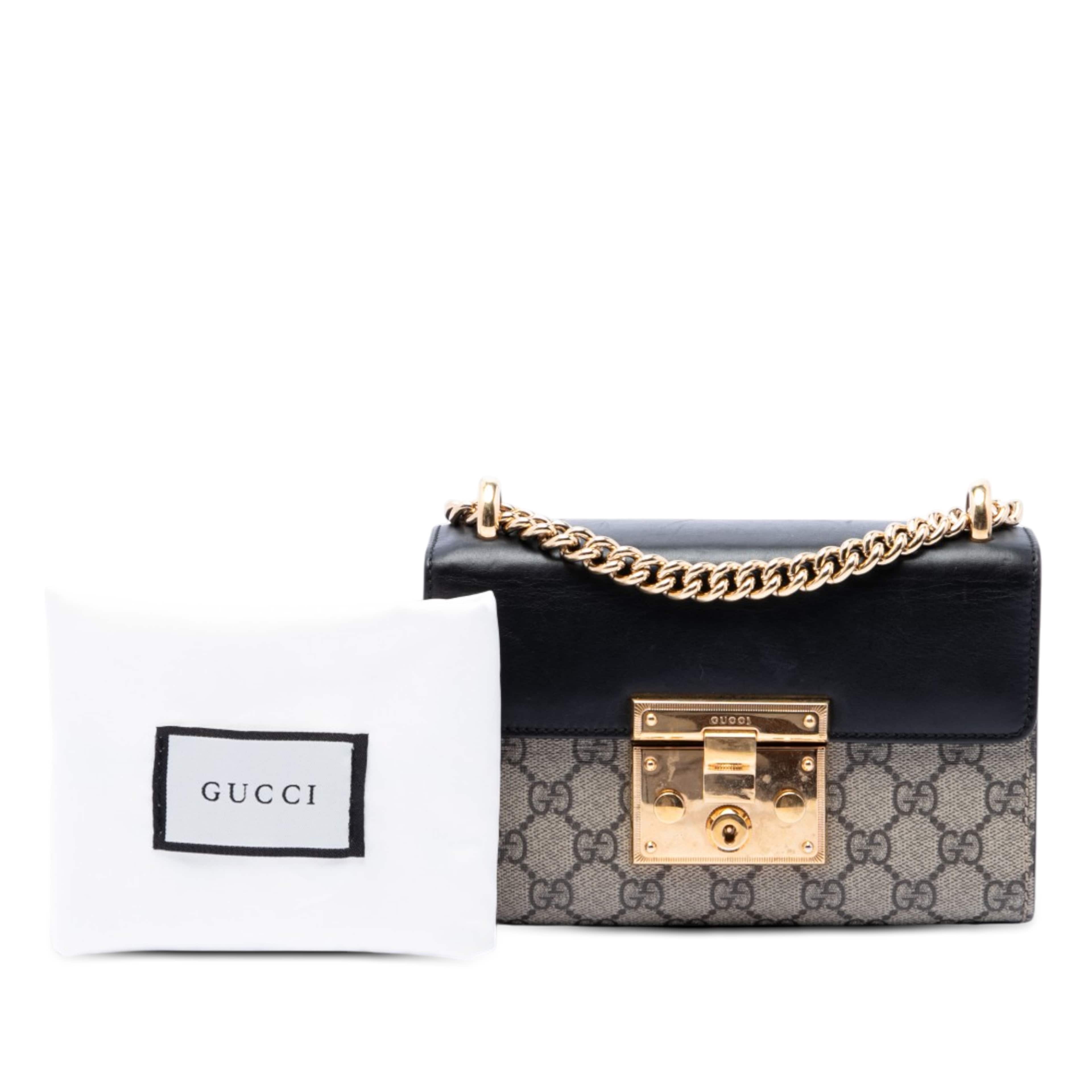 Gucci Small Gg Supreme Padlock Crossbody, från Luxclusif, i färgen beige. Klicka för att öppna bilden i stort format