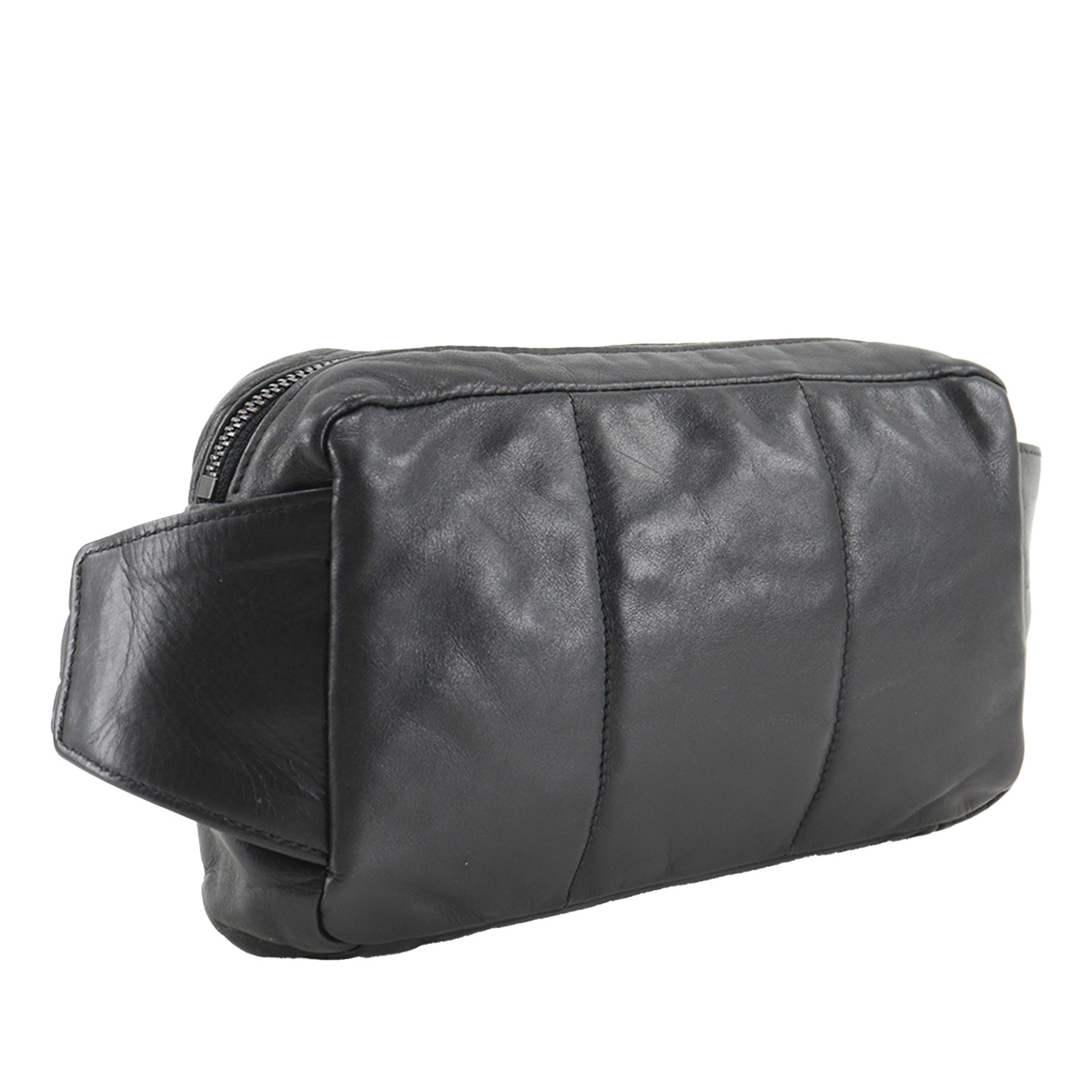 Bottega Veneta Nappa Intrecciato Belt Bag, från Luxclusif, i färgen black. Klicka för att öppna bilden i stort format