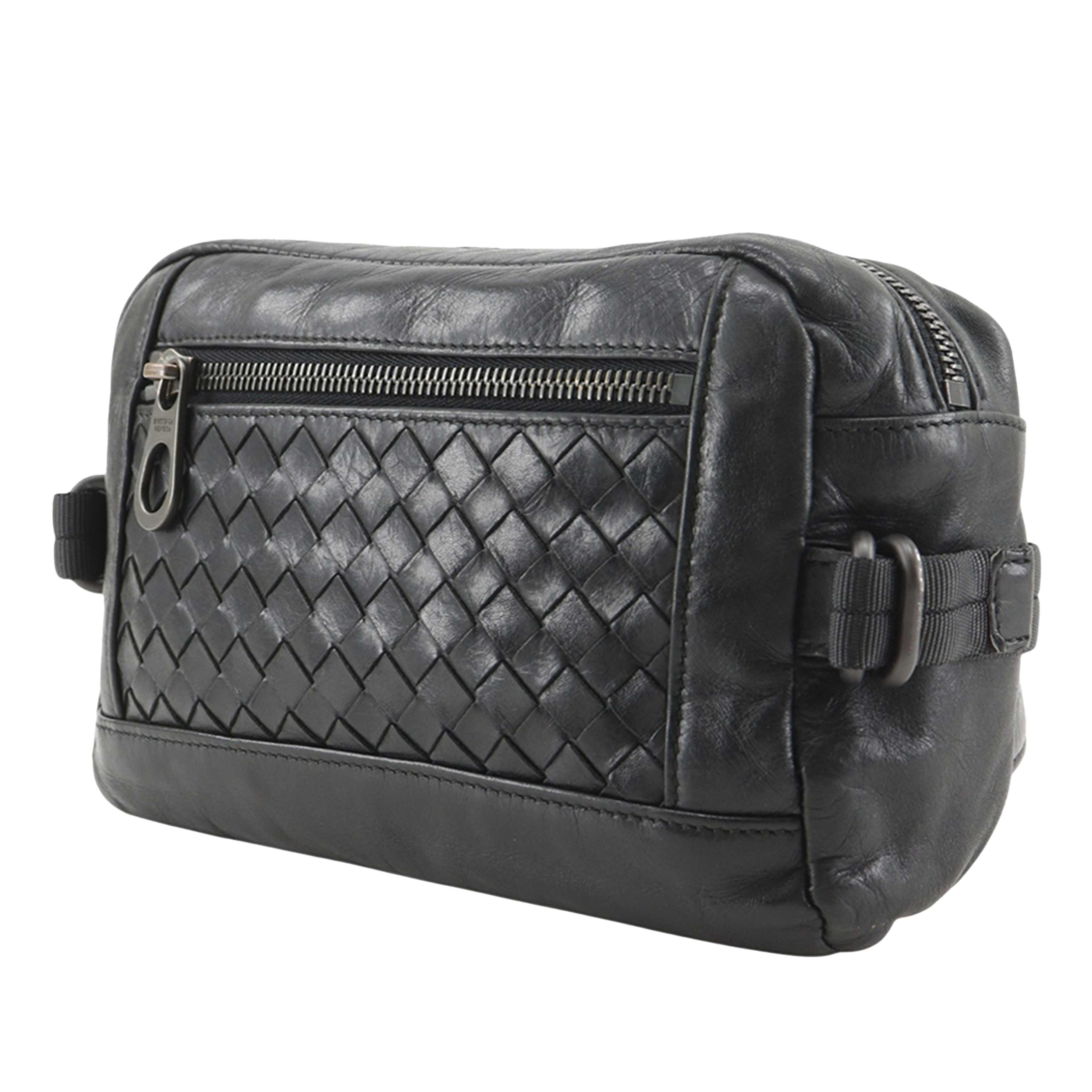 Bottega Veneta Nappa Intrecciato Belt Bag, från Luxclusif, i färgen svart. Klicka för att öppna bilden i stort format