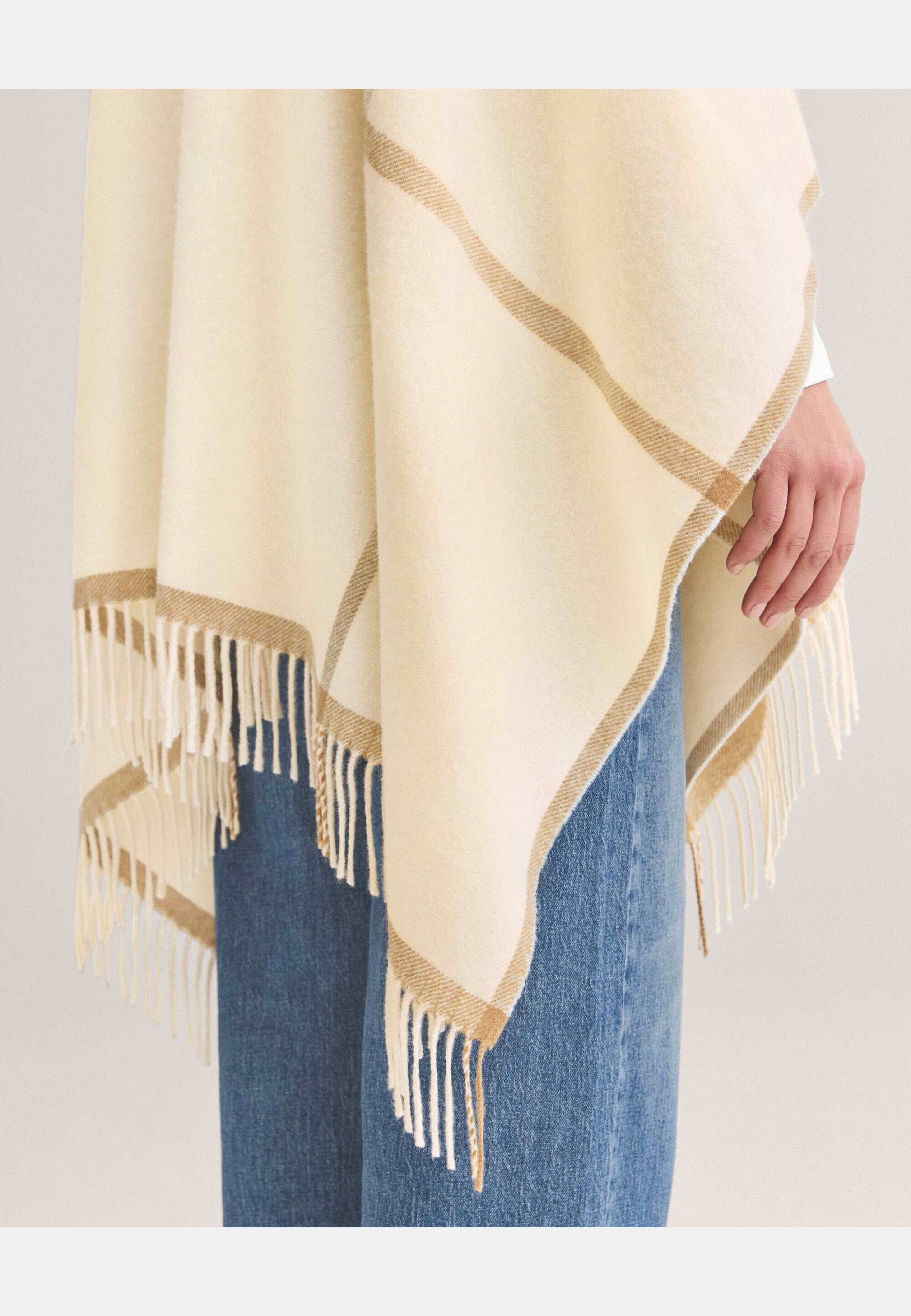 Flauto Cape, från Newhouse, i färgen offwhite. Klicka för att öppna bilden i stort format