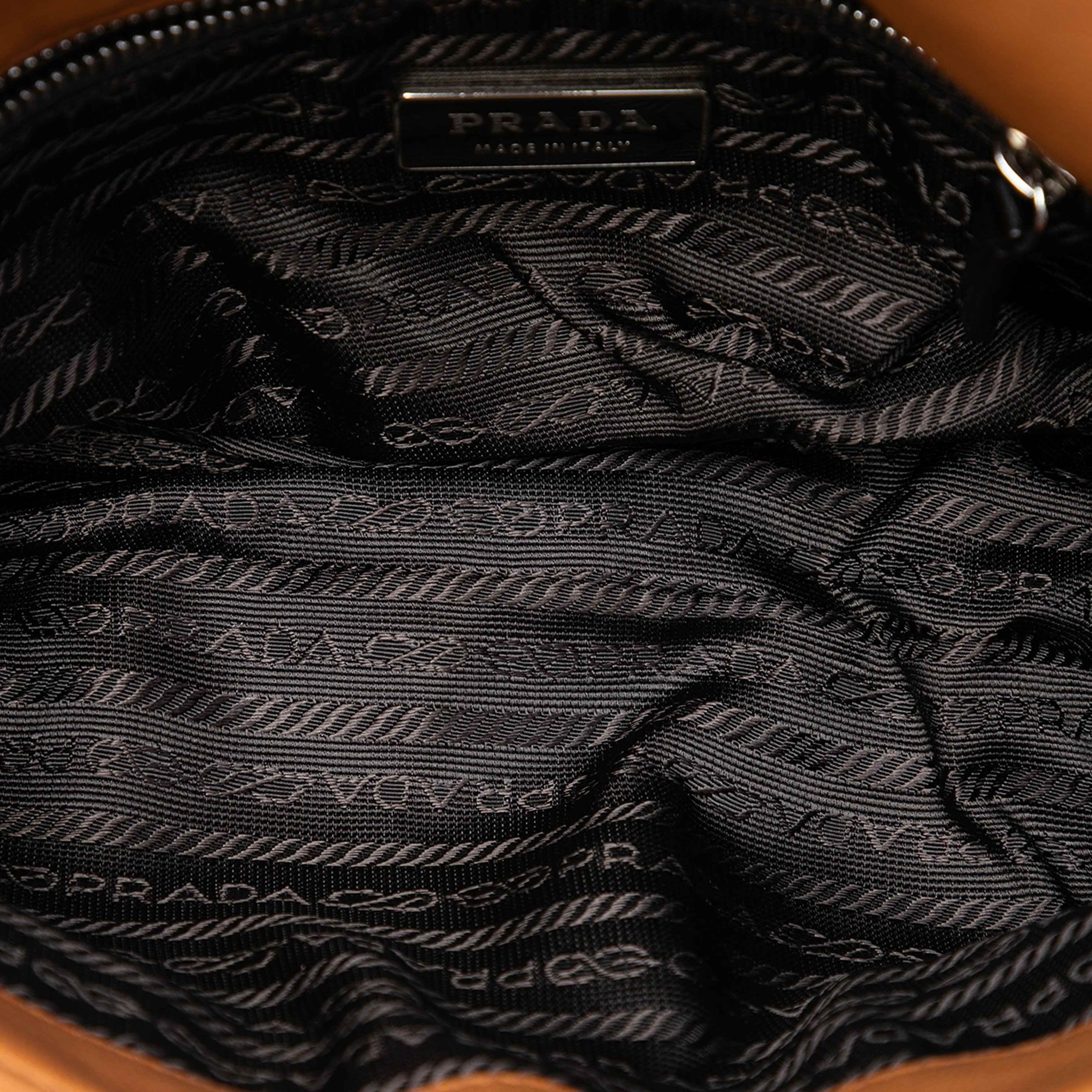 Prada Leather Shoulder Bag, från Luxclusif, i färgen brown. Klicka för att öppna bilden i stort format