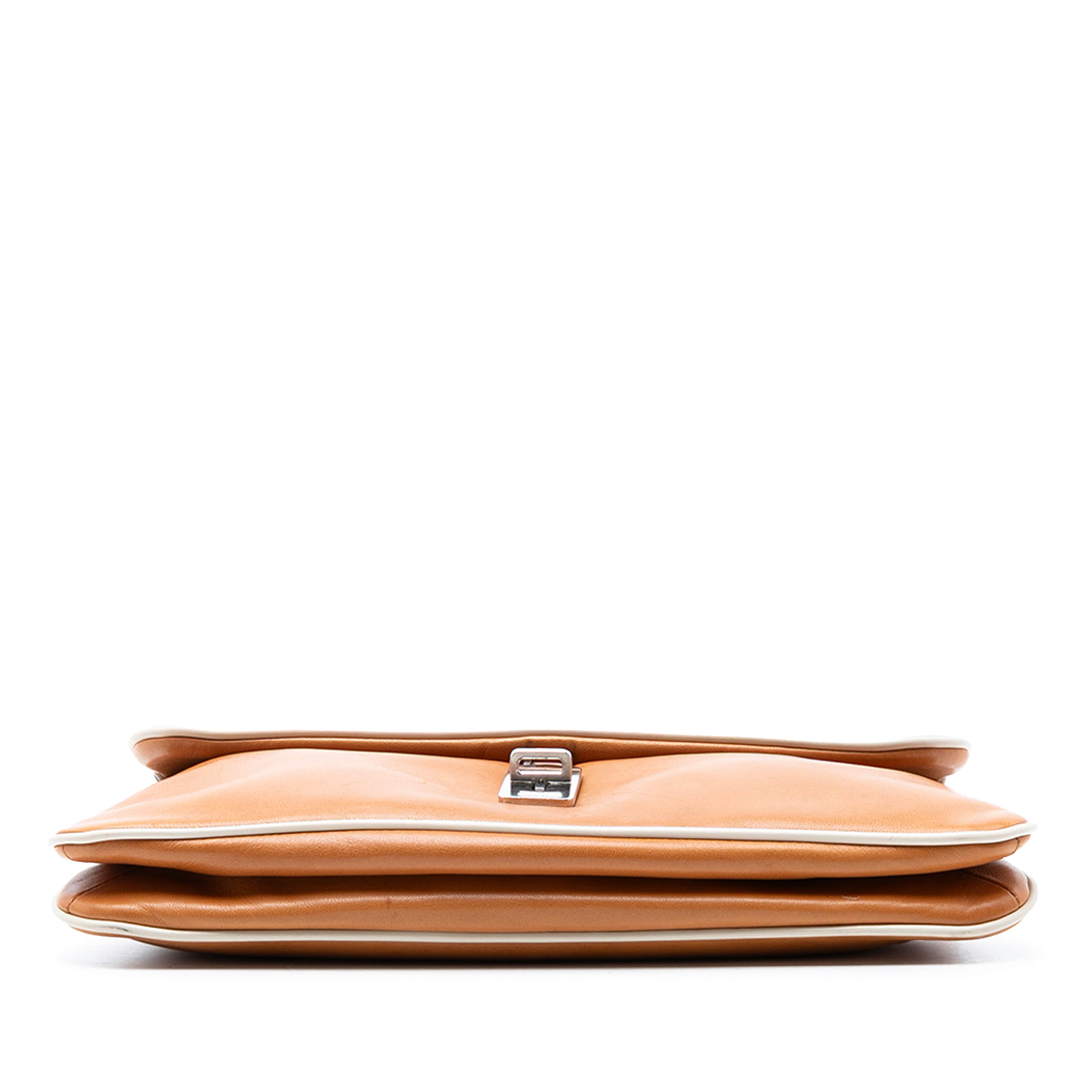 Prada Leather Shoulder Bag, från Luxclusif, i färgen brun. Klicka för att öppna bilden i stort format