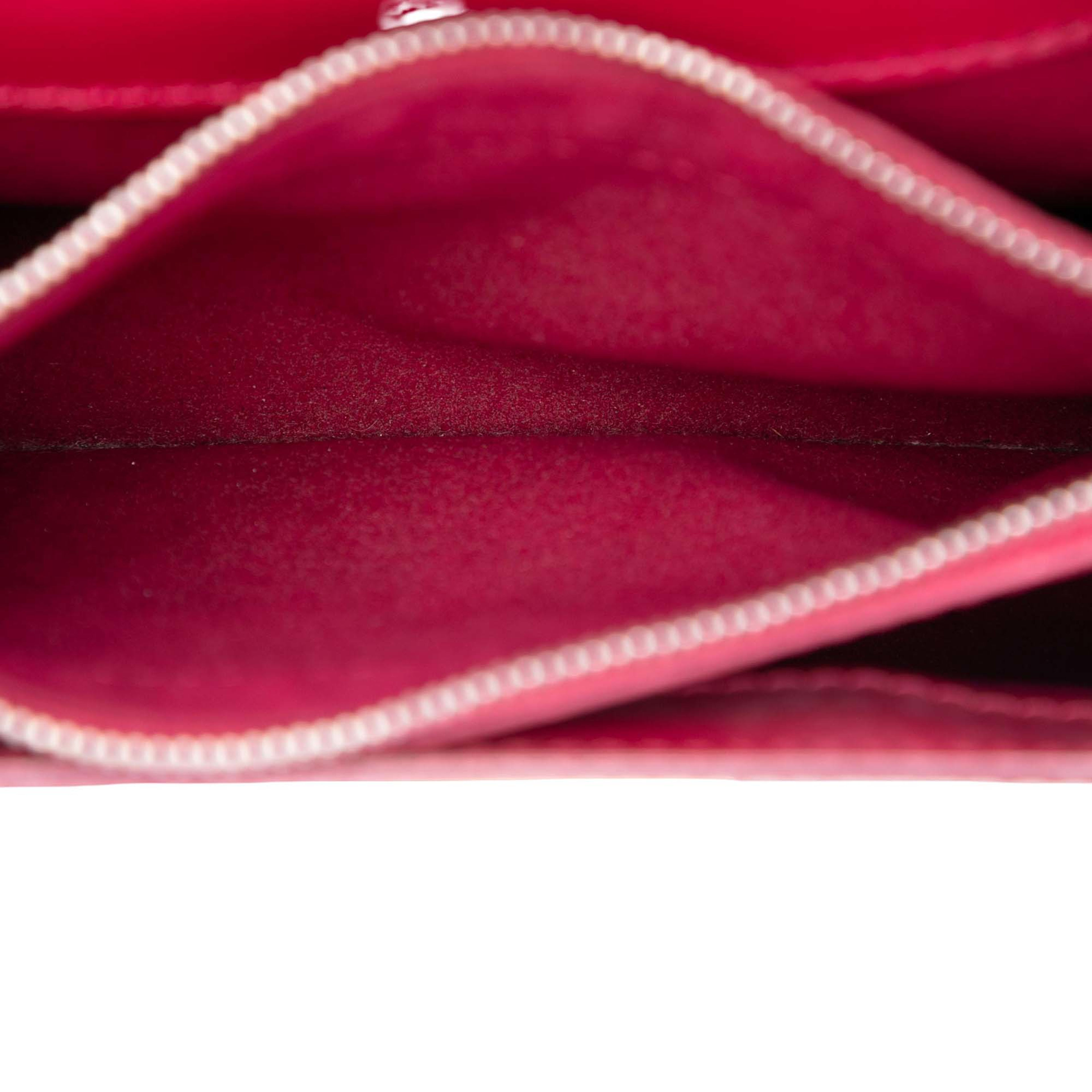 Louis Vuitton Epi Sevigne Pm, från Luxclusif, i färgen dark pink. Klicka för att öppna bilden i stort format