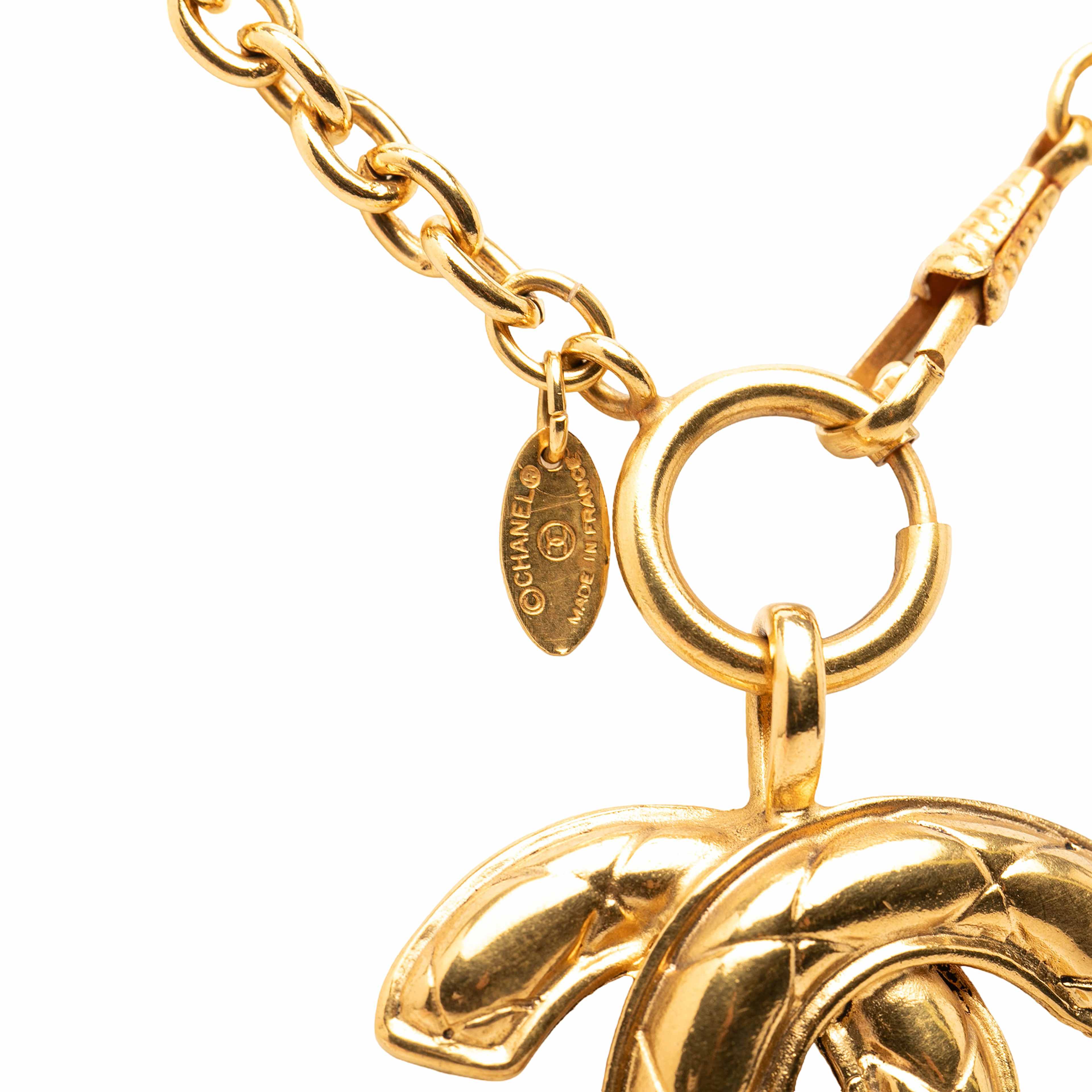 Chanel Cc Gold Plated Quilted Pendant Necklace, från Luxclusif, i färgen guld. Klicka för att öppna bilden i stort format