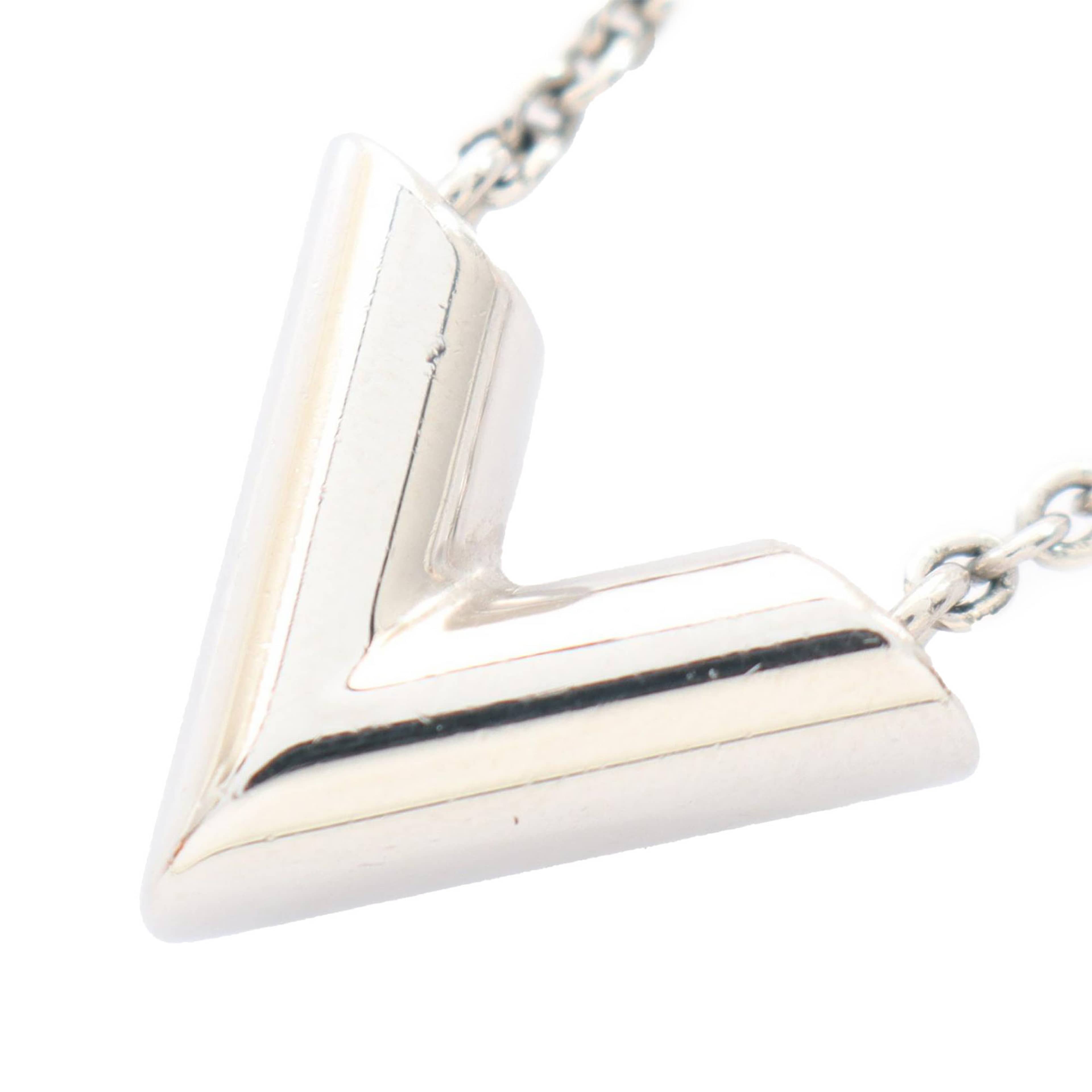 Louis Vuitton Brass Essential V Supple Necklace, från Luxclusif, i färgen silver. Klicka för att öppna bilden i stort format