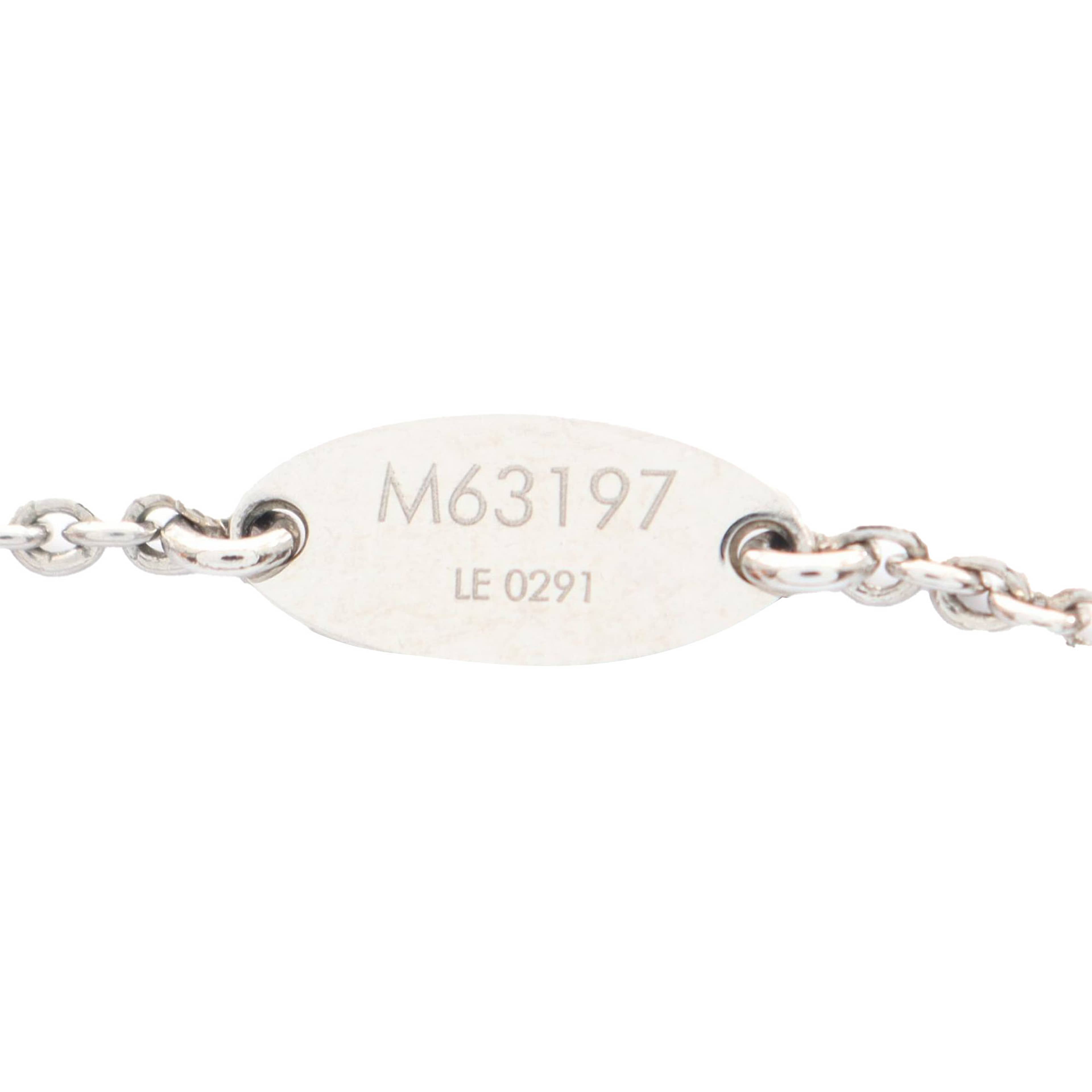 Louis Vuitton Brass Essential V Supple Necklace, från Luxclusif, i färgen silver. Klicka för att öppna bilden i stort format