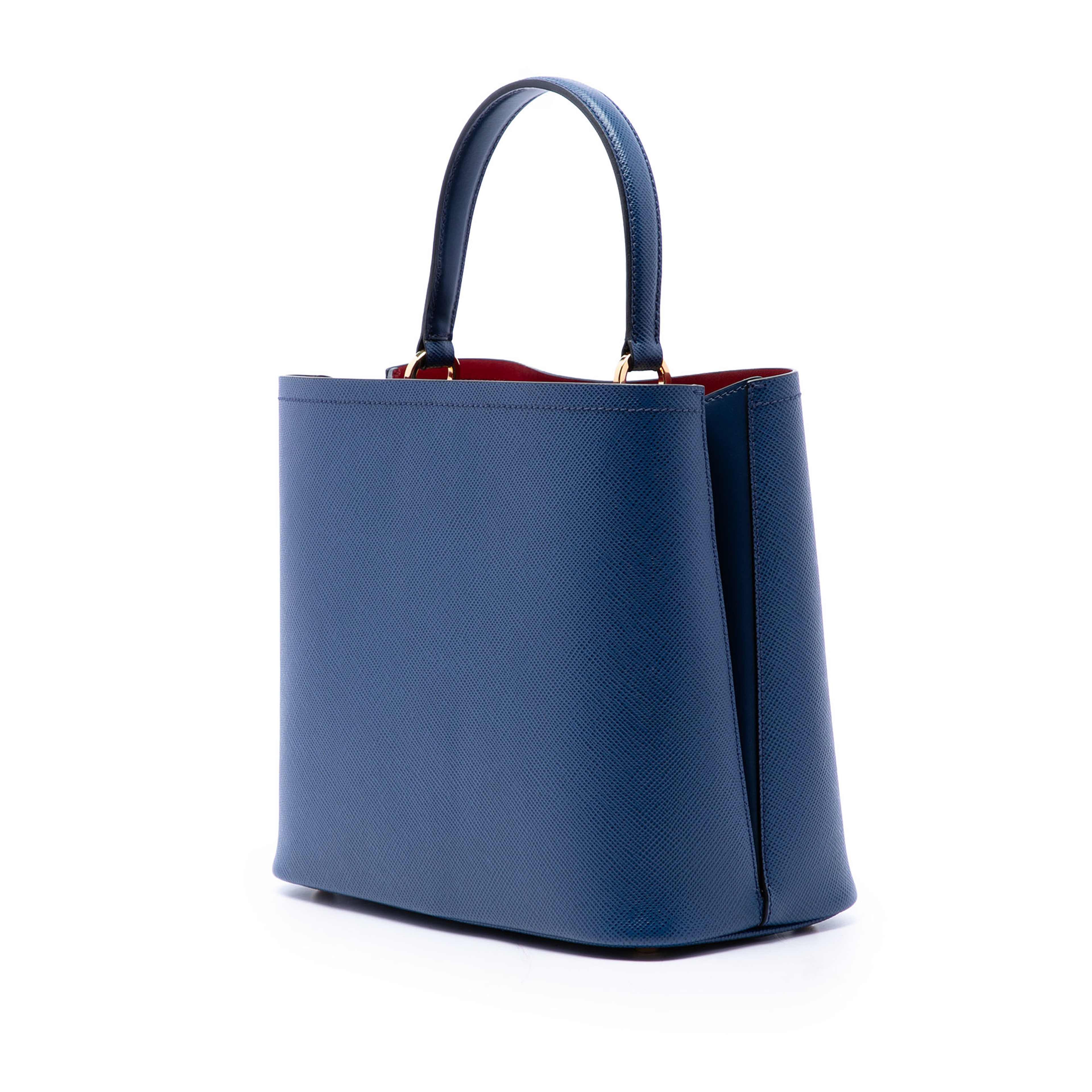 Prada Large Saffiano Cuir Panier Satchel, från Luxclusif, i färgen blå. Klicka för att öppna bilden i stort format