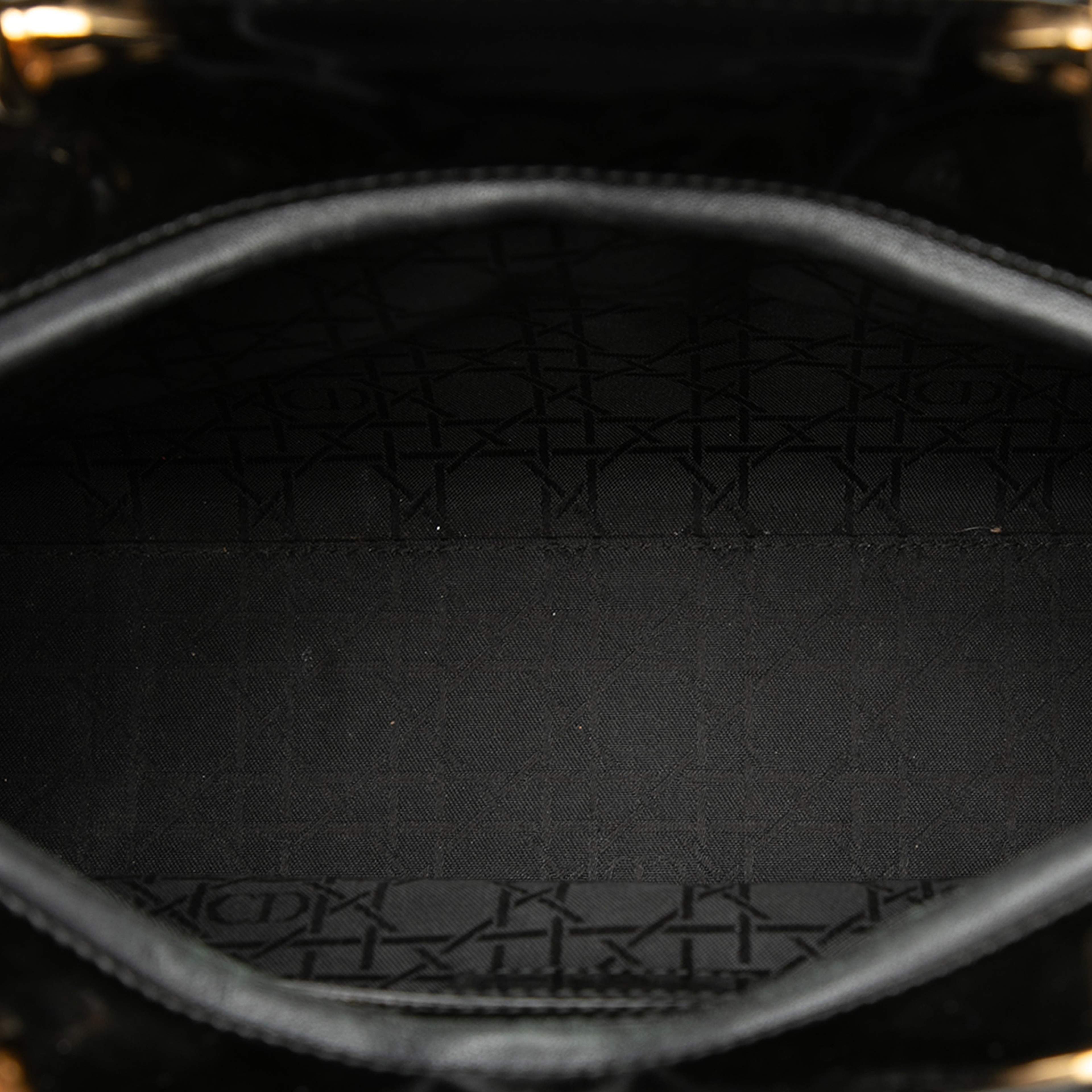 Dior Large Patent Cannage Lady Dior, från Luxclusif, i färgen black. Klicka för att öppna bilden i stort format