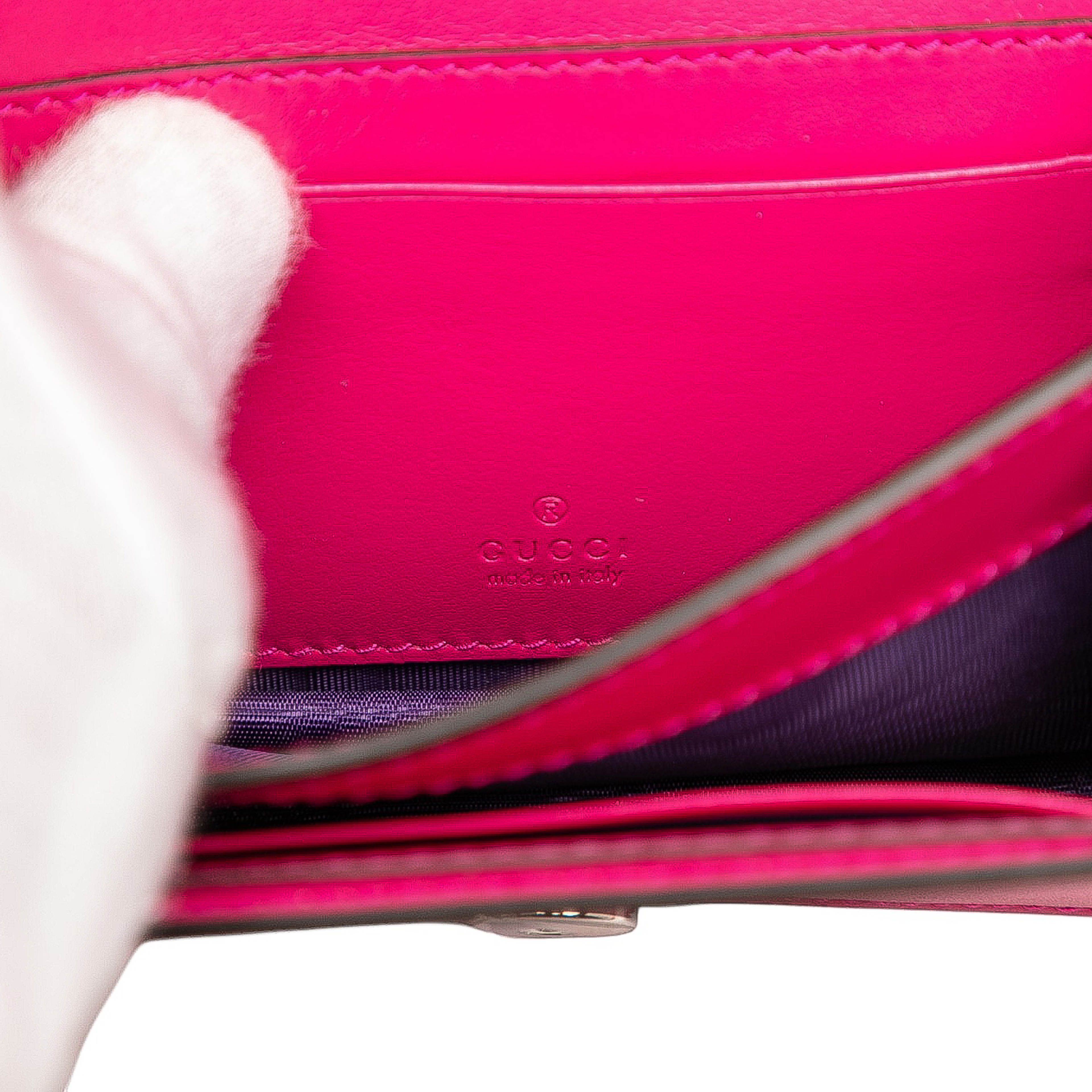 Gucci Mini Gg Embossed Leather Satchel, från Luxclusif, i färgen pink. Klicka för att öppna bilden i stort format