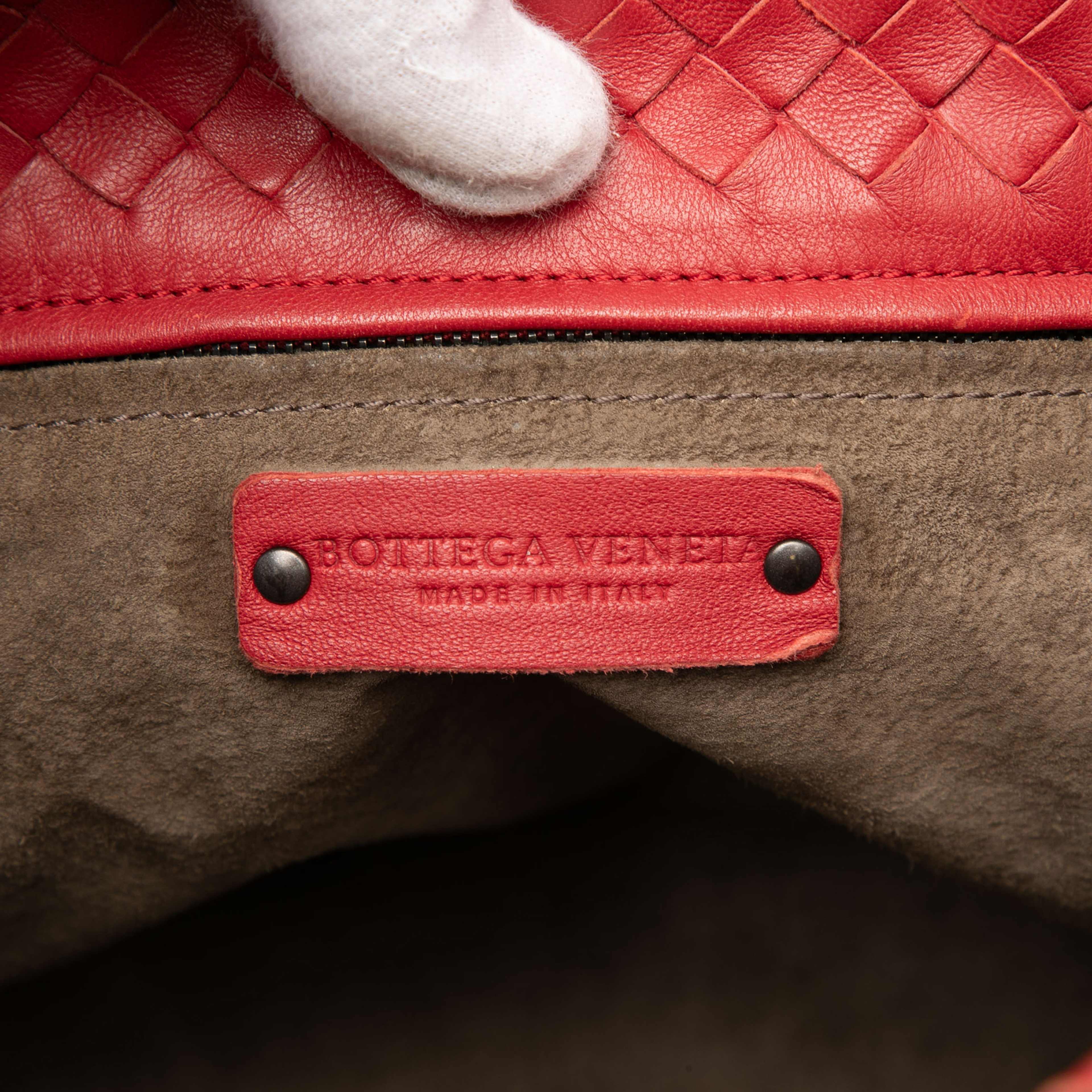 Bottega Veneta Medium Nappa Intrecciato Garda Tote, från Luxclusif, i färgen red. Klicka för att öppna bilden i stort format
