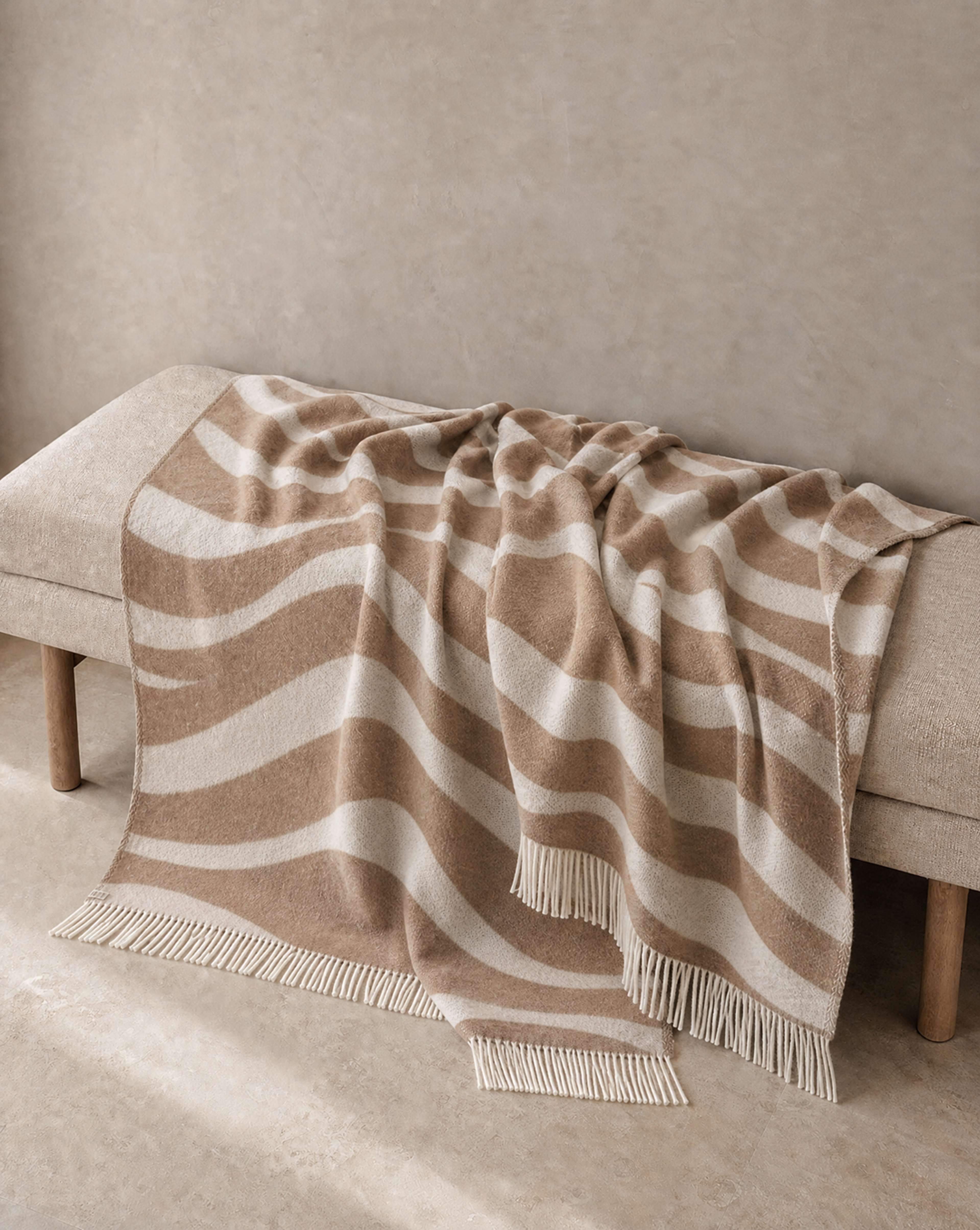 Pläd Flow, från Classic Collection, i färgen beige. Klicka för att öppna bilden i stort format