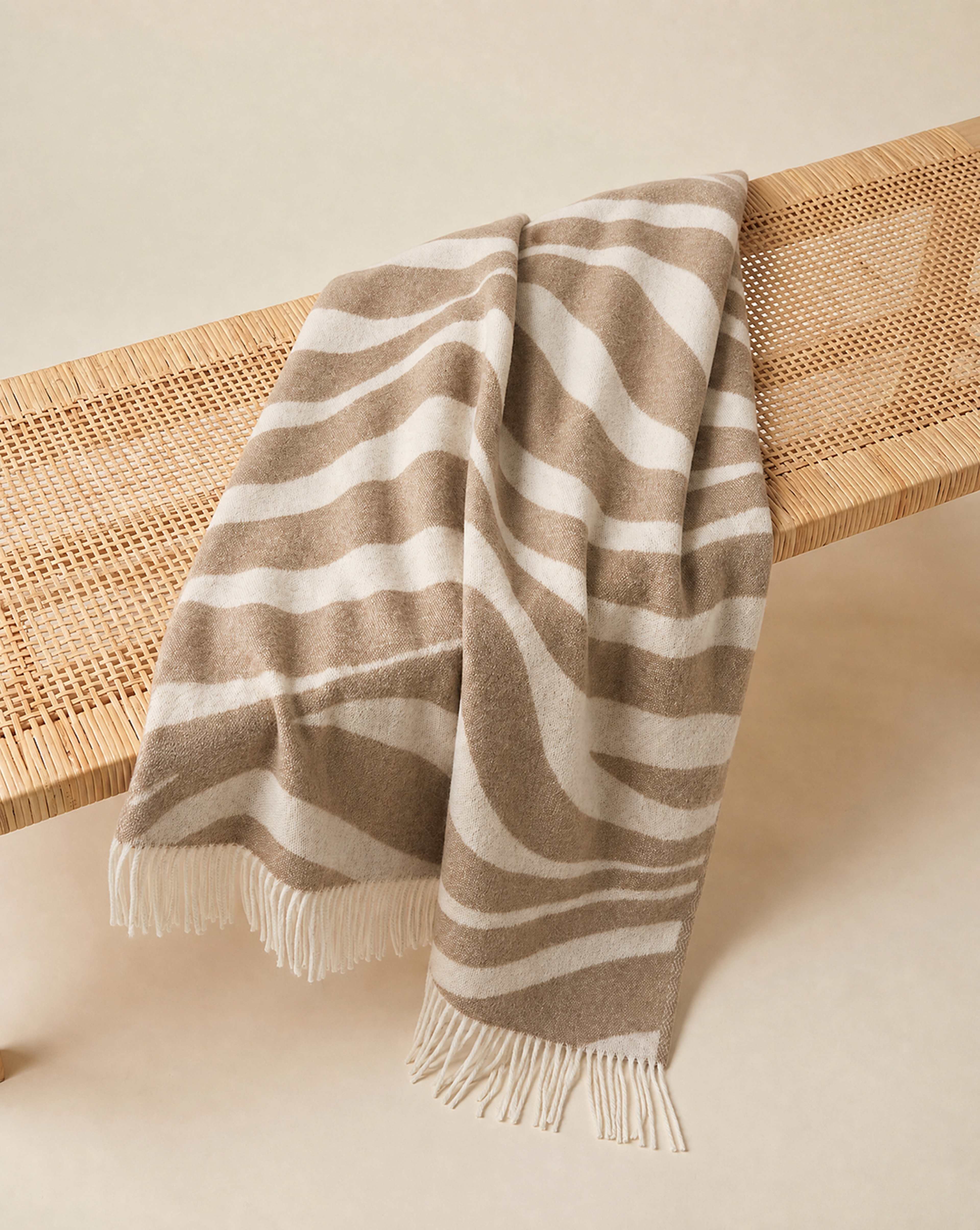 Pläd Flow, från Classic Collection, i färgen beige. Klicka för att öppna bilden i stort format