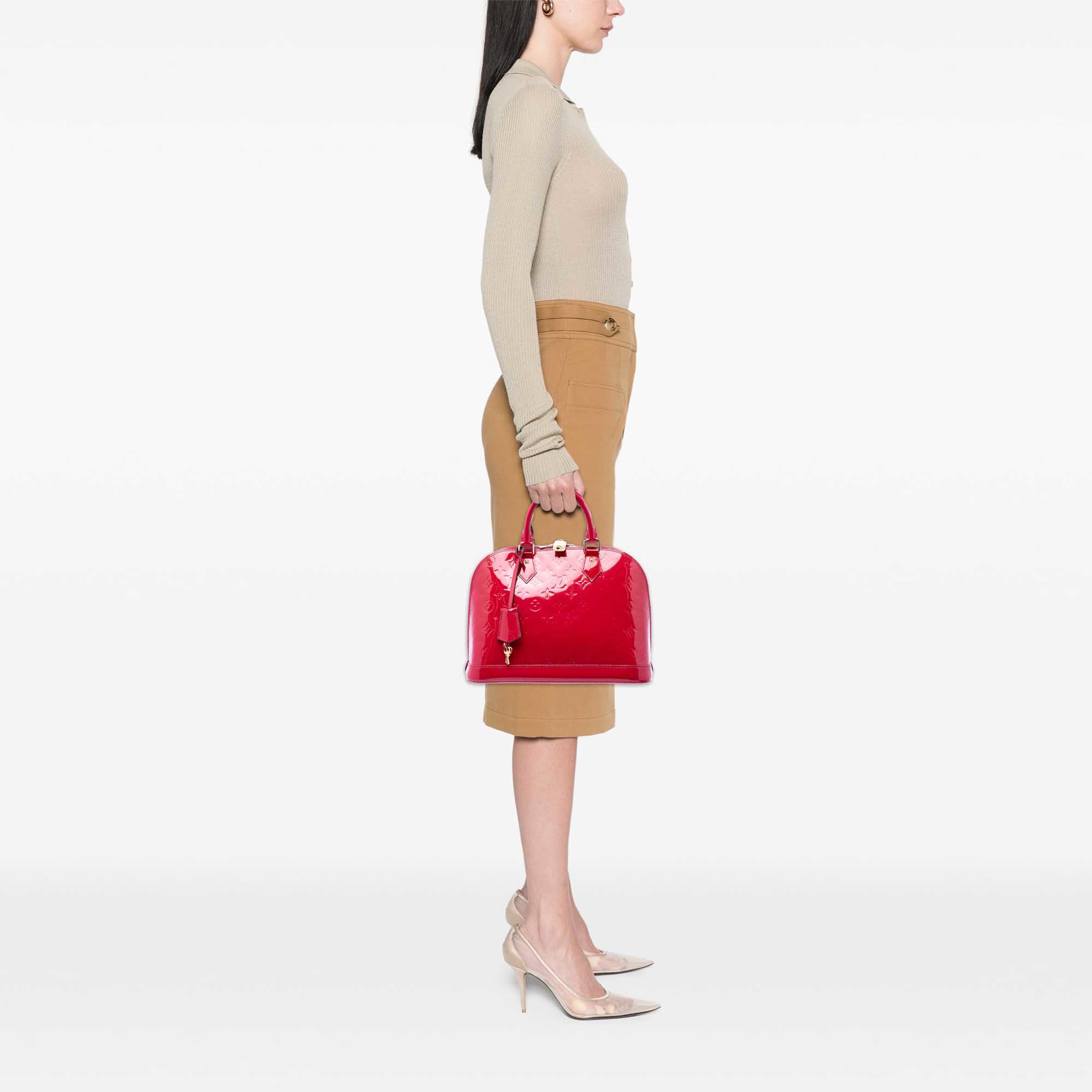 Louis Vuitton Monogram Vernis Alma Pm, från Luxclusif, i färgen röd. Klicka för att öppna bilden i stort format