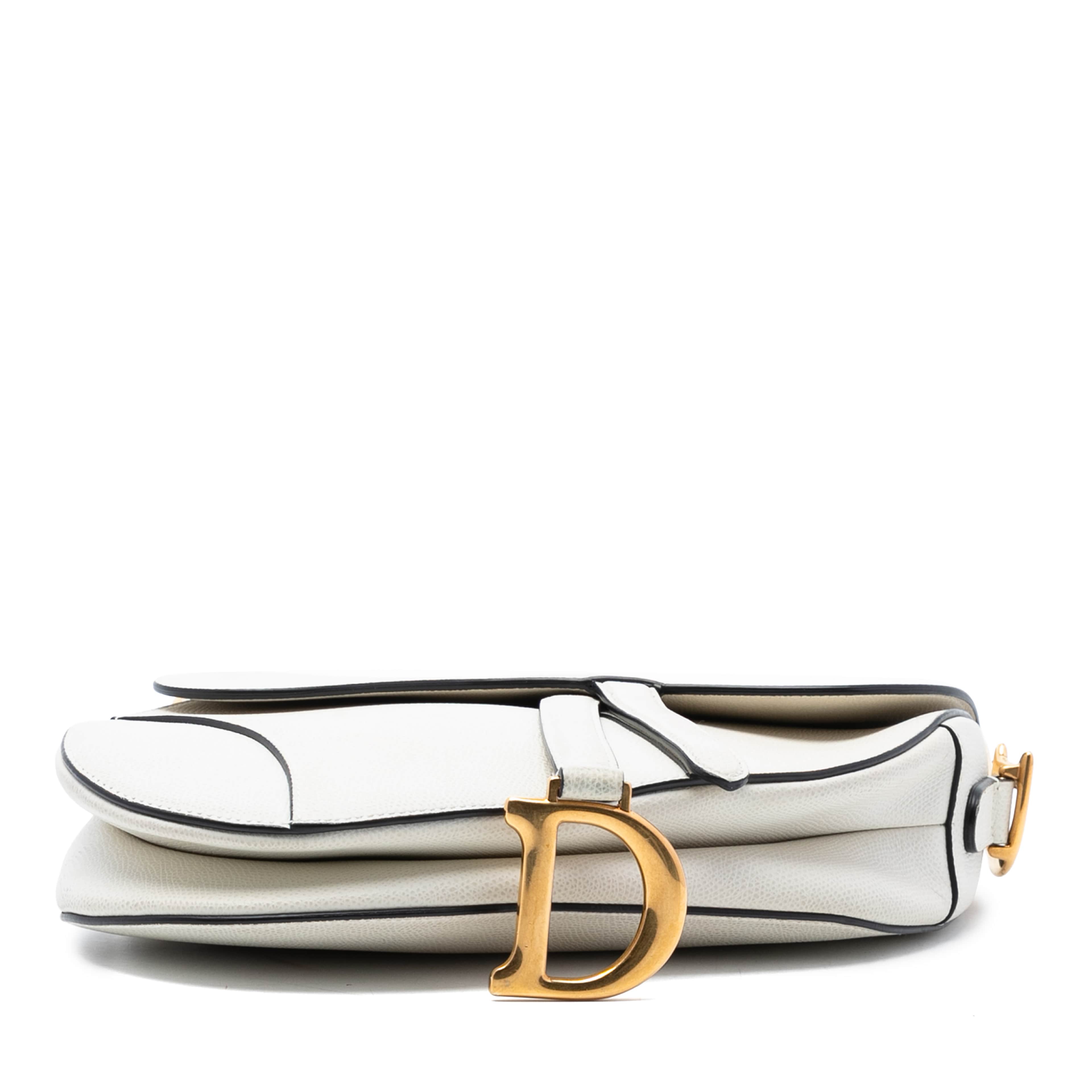 Dior Grained Calfskin Saddle Bag, från Luxclusif, i färgen white. Klicka för att öppna bilden i stort format