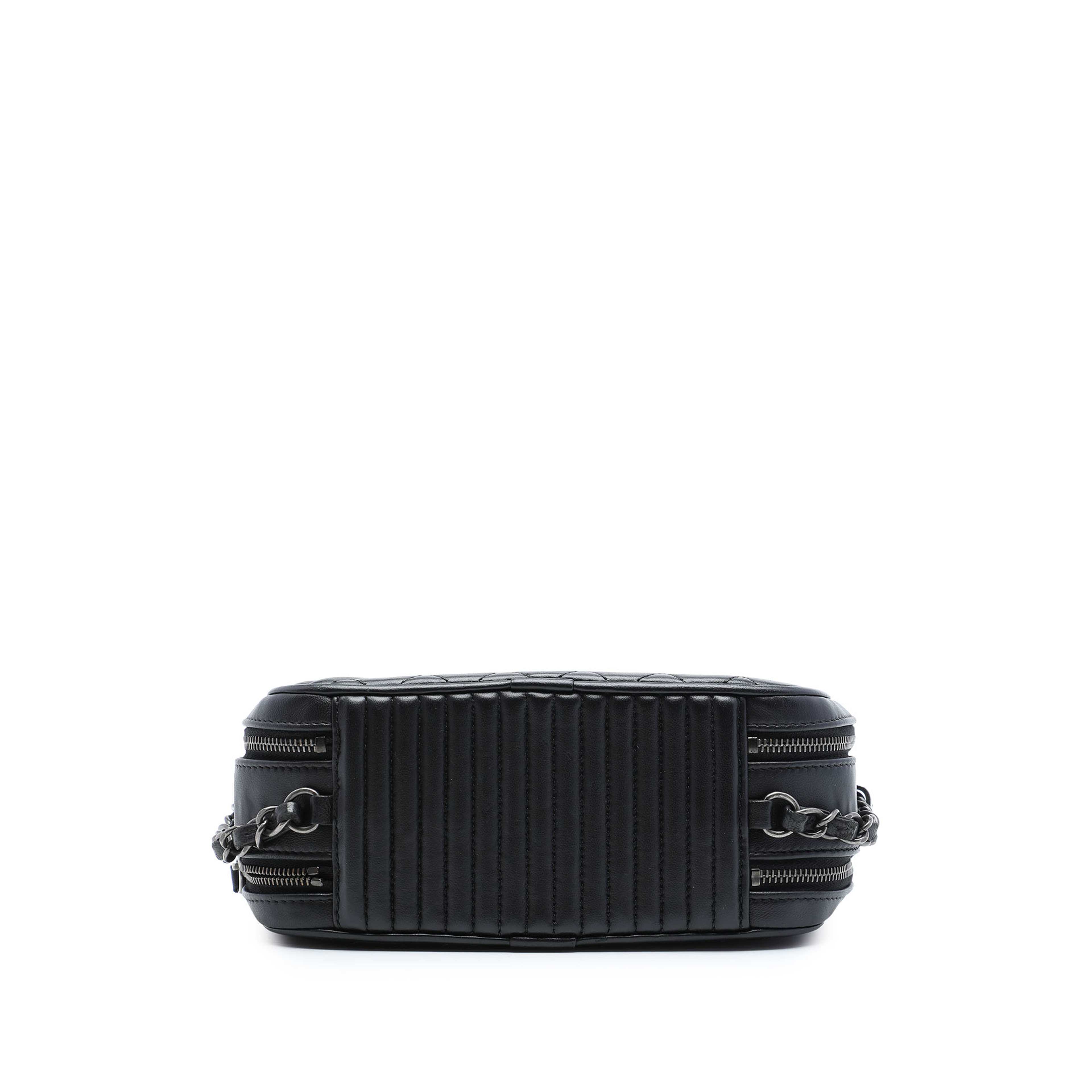Chanel Small Quilted Lambskin Coco Boy Camera Bag, från Luxclusif, i färgen svart. Klicka för att öppna bilden i stort format
