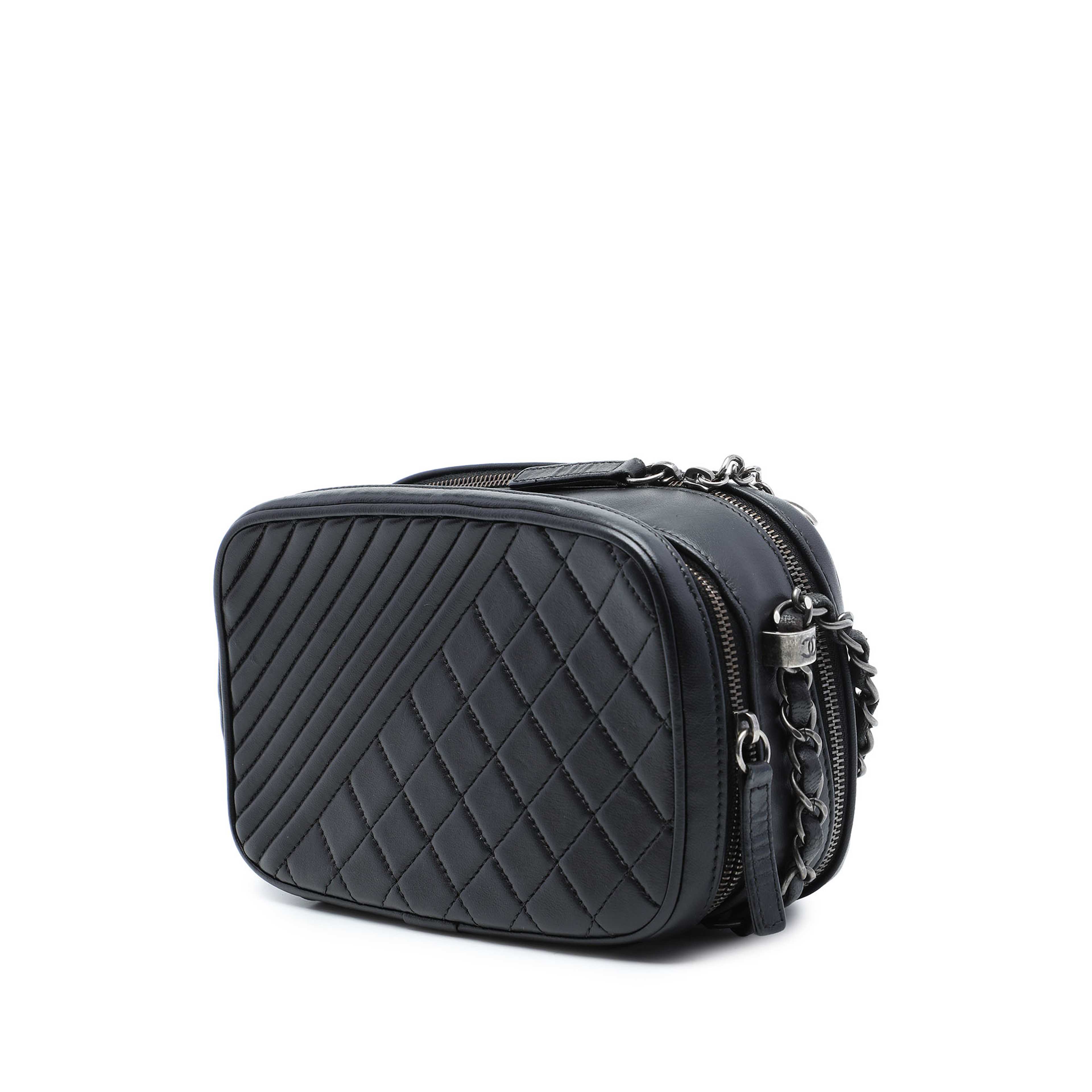 Chanel Small Quilted Lambskin Coco Boy Camera Bag, från Luxclusif, i färgen svart. Klicka för att öppna bilden i stort format