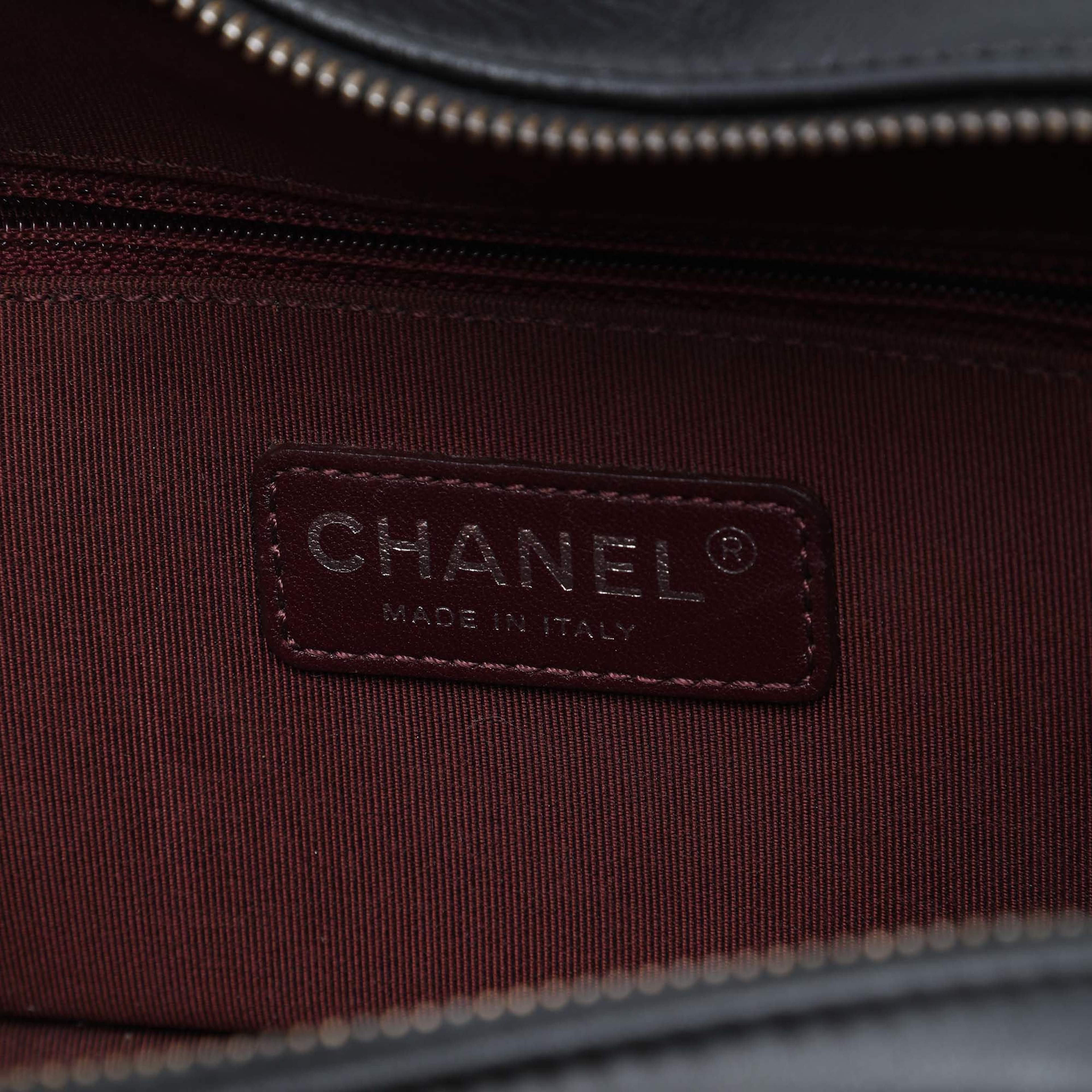Chanel Small Quilted Lambskin Coco Boy Camera Bag, från Luxclusif, i färgen svart. Klicka för att öppna bilden i stort format